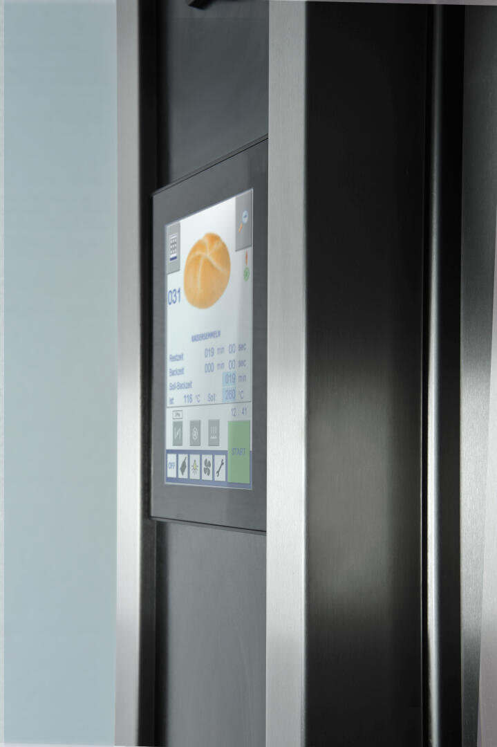 Nahaufnahme eines Edelstahlgeräts mit einem Touchscreen-Display, auf dem Einstellungen und das Bild eines Brötchens angezeigt werden. Auf dem Bildschirm werden Zahlen, Symbole und eine grüne START-Taste angezeigt.