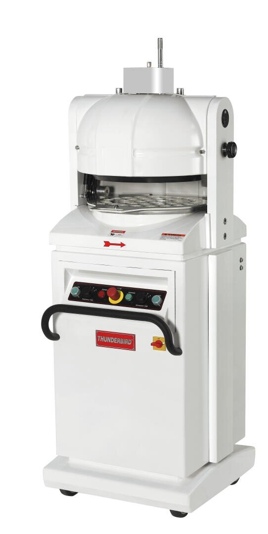 Weiße, handelsübliche Teigteil- und Rundmaschine mit Bedientasten auf der Vorderseite und einem Griff, beschriftet mit Thunderbird. Die Maschine hat eine gewölbte Oberseite und wird in Bäckereien verwendet.