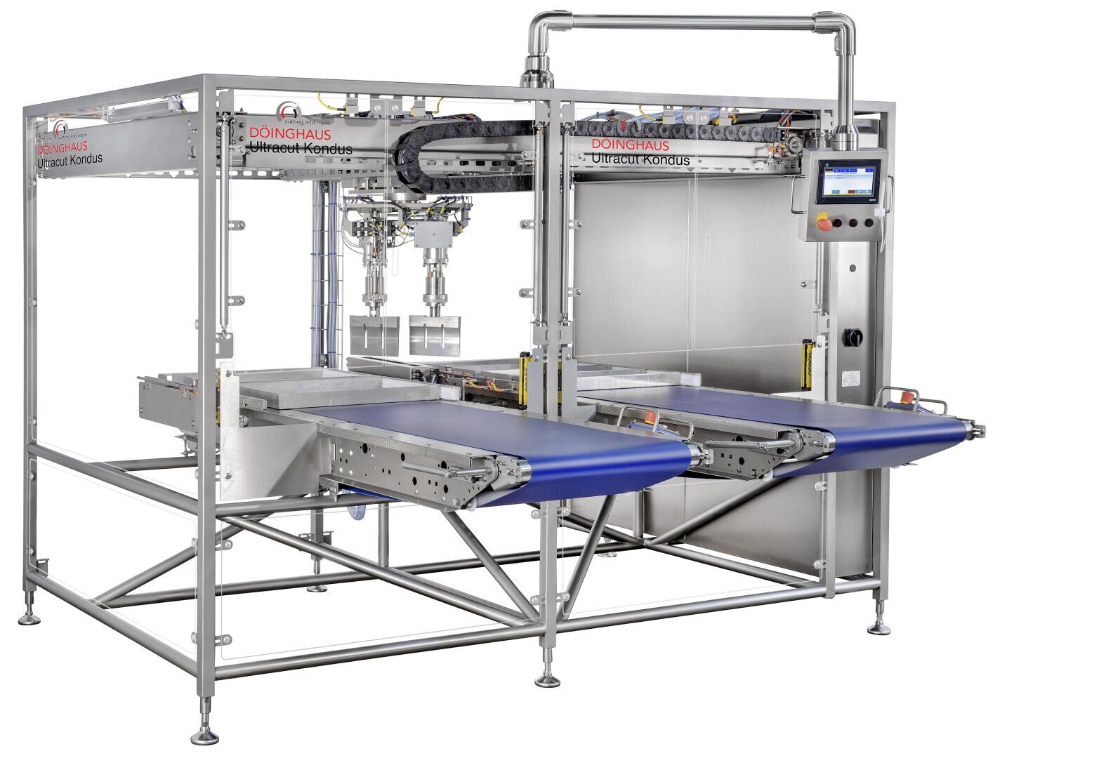 Automatisierte Industriemaschine mit zwei blauen Förderbändern, Roboterarmen und einem Bedienfeld. Die metallische Struktur mit sichtbarer Verkabelung und Markenzeichen dient zum Sortieren oder Verpacken von Produkten in einer Fabrik.