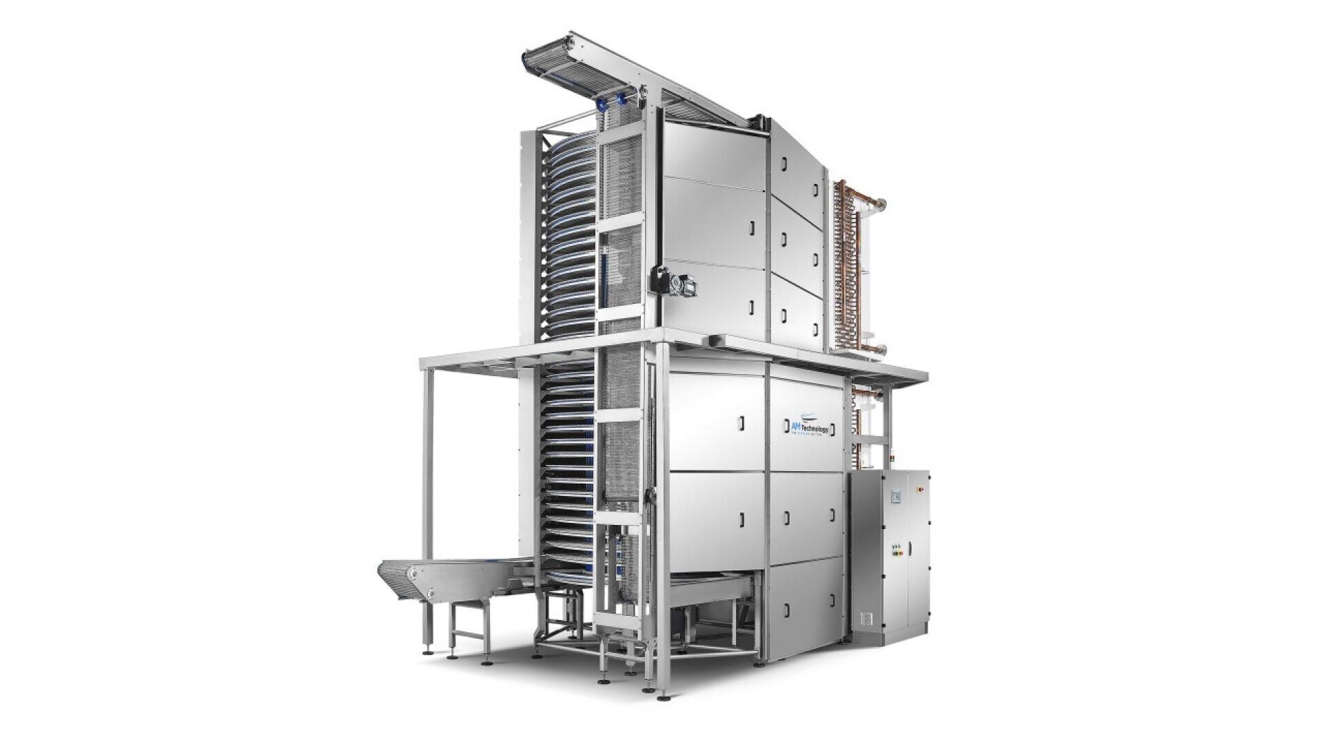 Eine große, industrielle Lebensmittelverarbeitungsmaschine mit mehreren gestapelten Blechen, einem Förderband und einem Gehäuse aus Edelstahl, die für das automatische Backen oder Kühlen in gewerblichen Einrichtungen konzipiert ist.