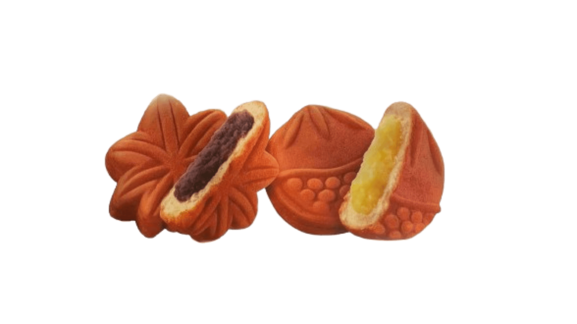 Zwei japanische Gebäckstücke in Form eines Ahornblatts und einer Kastanie, die jeweils in der Mitte durchgeschnitten sind und süße rote Bohnen- und gelbe Vanillepuddingfüllungen zeigen, isoliert auf einem transparenten Hintergrund.