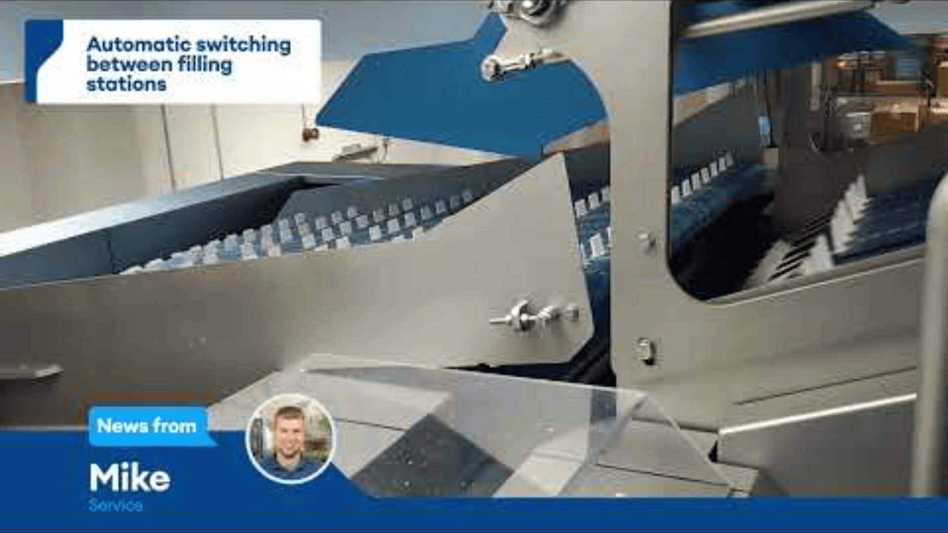 Nahaufnahme einer automatisierten Maschine in einer Fabrik, die Reihen von Flaschen auf einem Förderband transportiert. Auf einem Banner steht "Automatischer Wechsel zwischen Abfüllstationen". Unten links: "Neuigkeiten von Mike, Service", mit einem kleinen Foto eines Mannes.