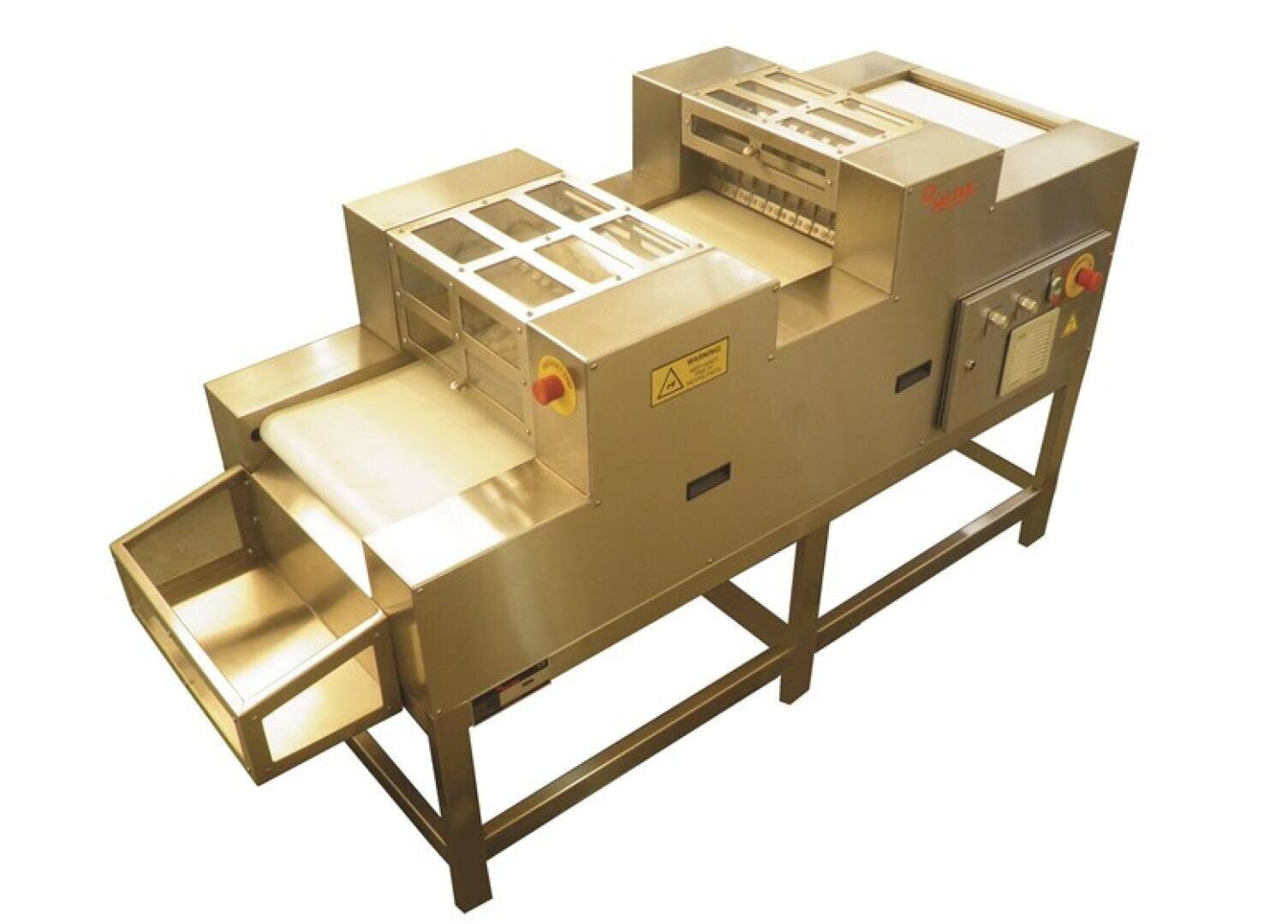 Industrielle Lebensmittelverarbeitungsmaschine aus Edelstahl mit Förderband, Bedienfeld und Sicherheitswarnschildern, konzipiert für das automatische Schneiden oder Würfeln von Lebensmitteln.