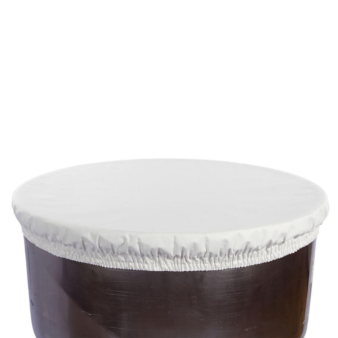 Ein großes braunes Fass, das mit einer weißen, elastischen Abdeckung versehen ist, wird vor einem schlichten weißen Hintergrund gezeigt.