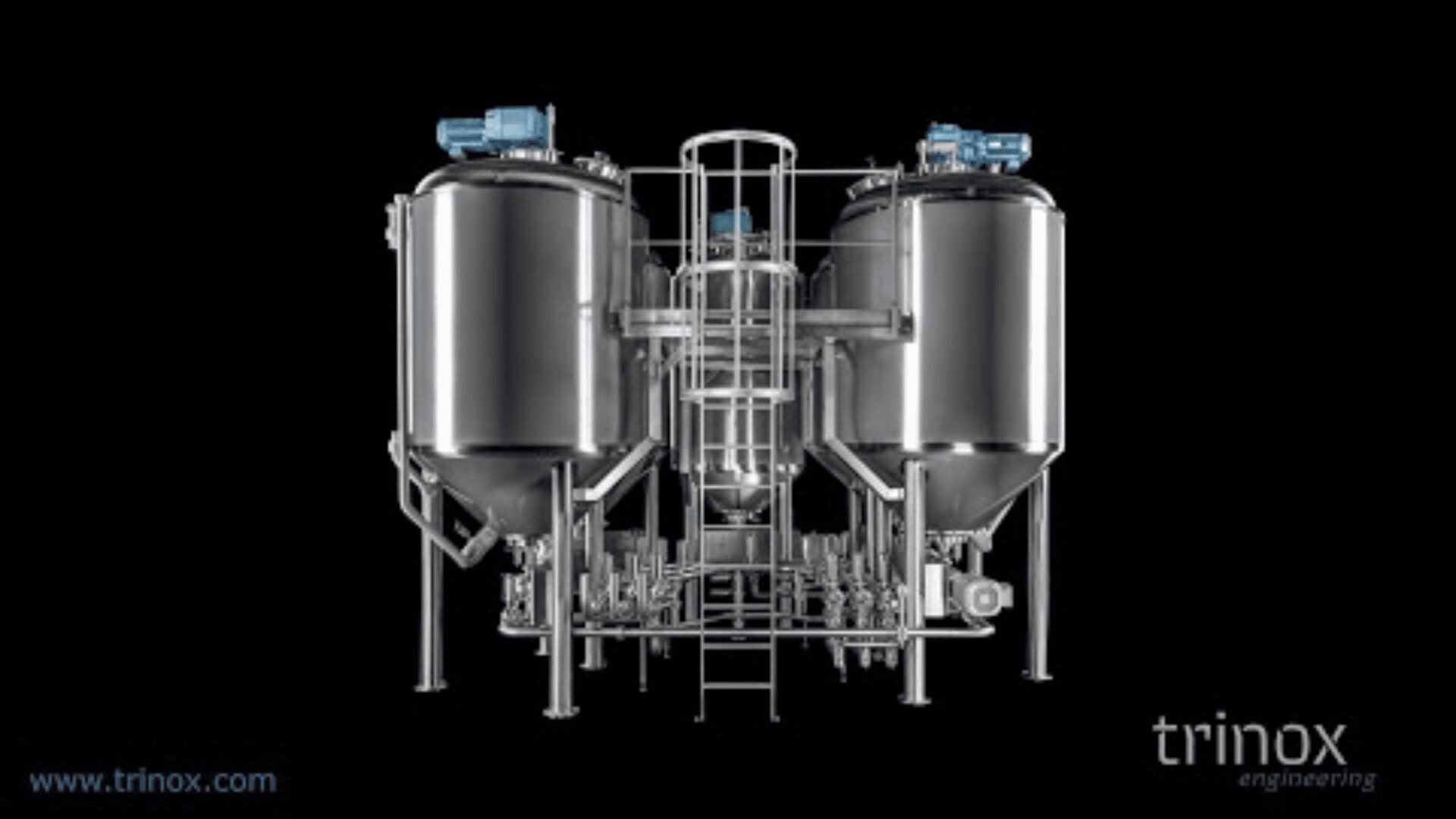 Ein industrielles Brühsystem aus Edelstahl mit zwei großen vertikalen Tanks, blauen Motoren oben und Verbindungsrohren, dargestellt vor einem schwarzen Hintergrund. Das Logo "trinox engineering" erscheint in der unteren rechten Ecke.