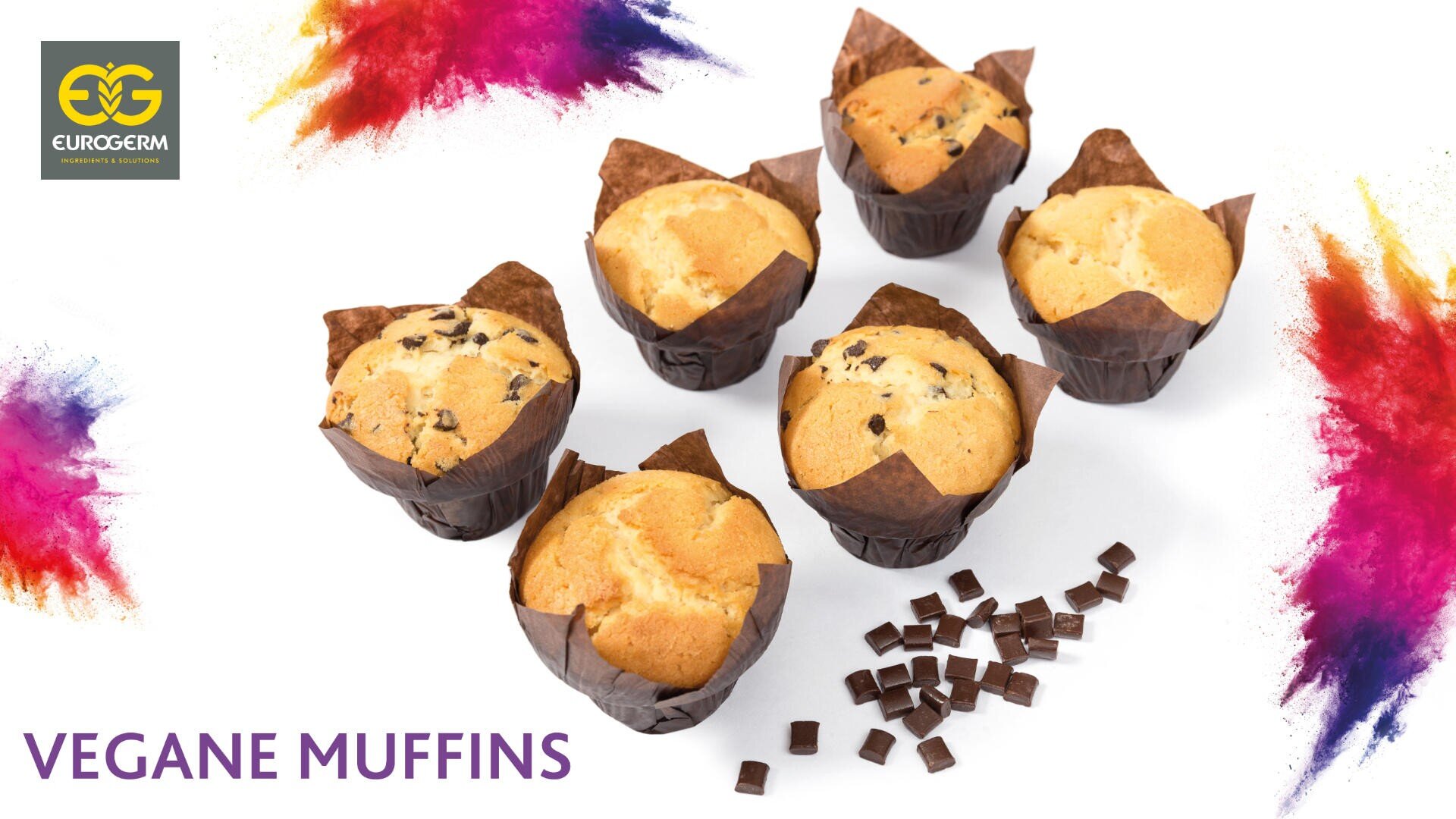 Sechs Schokoladenmuffins in braunen Verpackungen sind auf einer weißen Fläche mit kleinen Schokoladenwürfeln daneben angeordnet. Das Eurogerm-Logo und bunte Farbspritzer sind sichtbar, zusammen mit dem Text VEGANE MUFFINS in Lila.