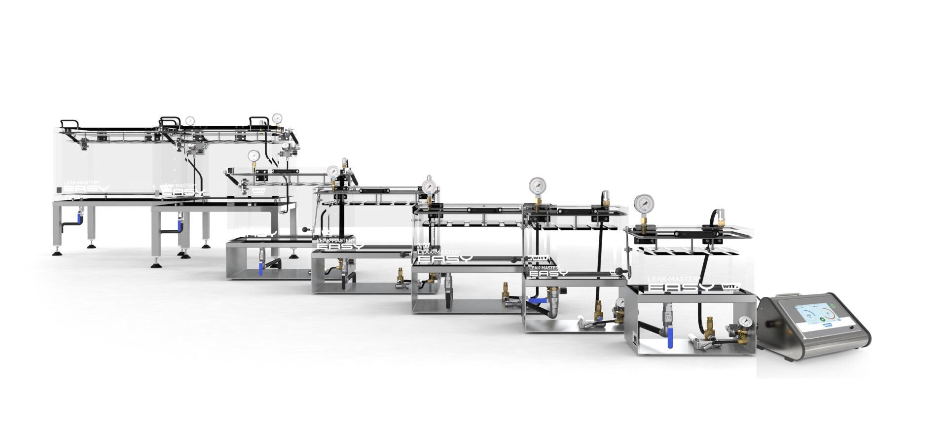 Eine Reihe von miteinander verbundenen Labor-Durchflussmessgeräten und transparenten Tanks sind in einer Reihe angeordnet, wobei die digitalen Bedienelemente und Anzeigen an den Geräten in einer sauberen, weißen Umgebung sichtbar sind.