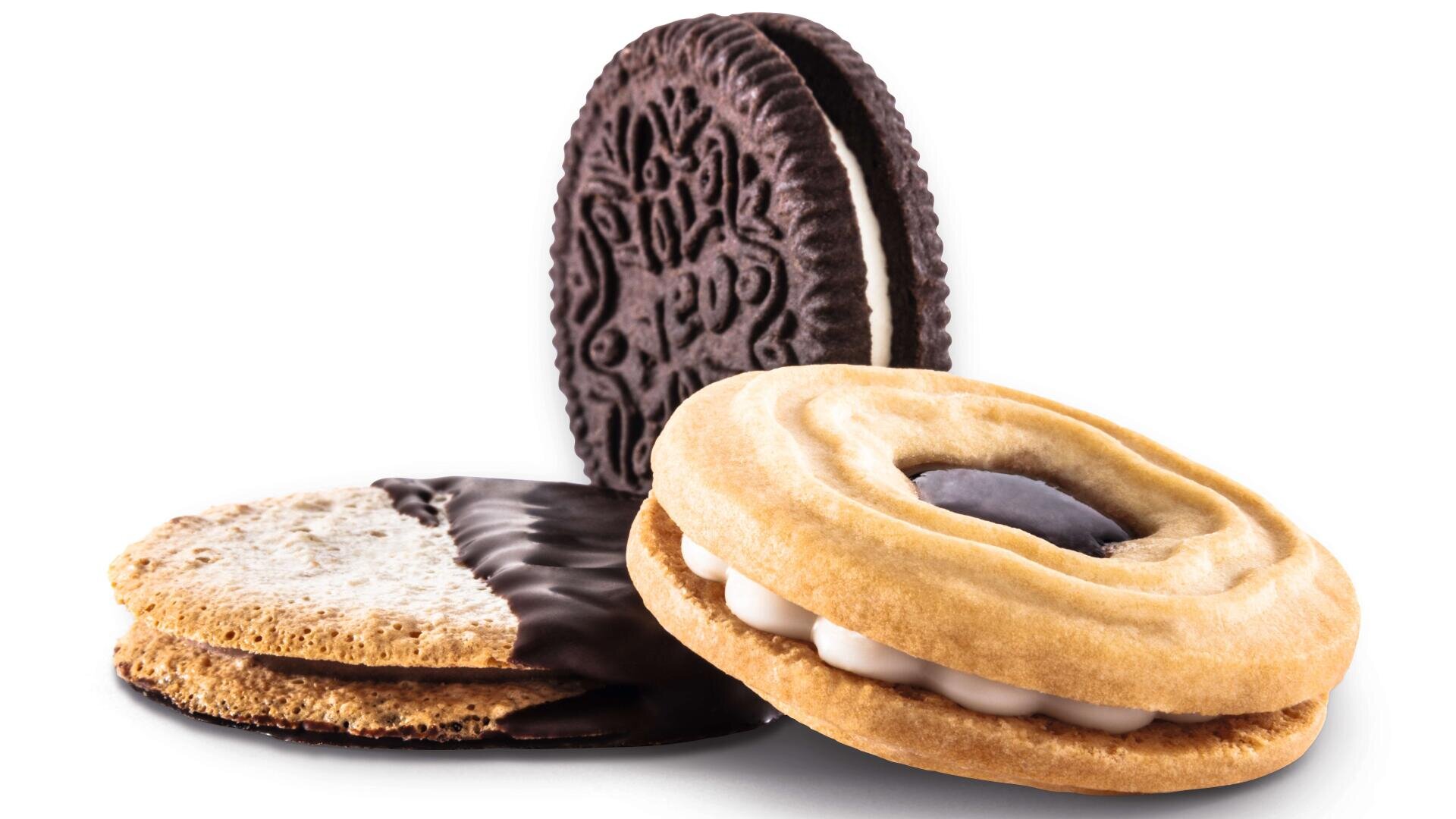 Drei verschiedene Kekse: ein Schokoladen-Sandwich-Keks mit Sahne, ein halb in Schokolade getauchter Keks und ein runder Vanille-Keks mit Schokoladenkern und Sahnefüllung, alle auf weißem Hintergrund.