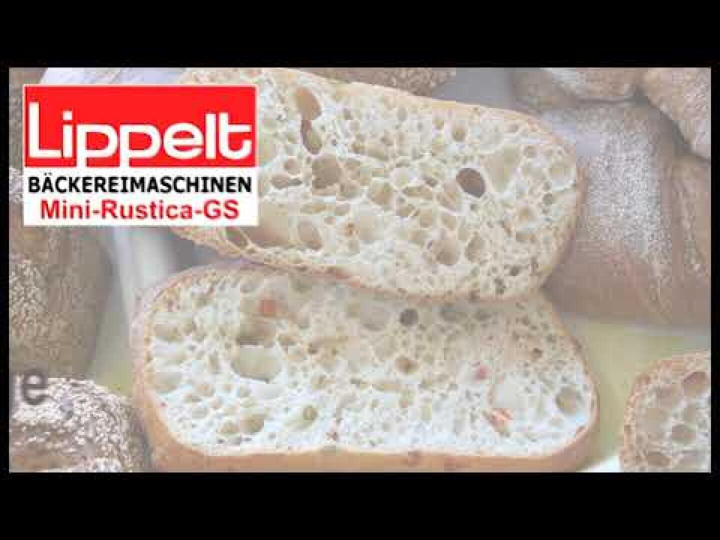 Zwei Scheiben rustikales Brot mit offener Krume sind in Nahaufnahme zu sehen. In der oberen linken Ecke ist das rot-weiße Logo Lippelt Bäckereimaschinen Mini-Rustica-GS sichtbar.