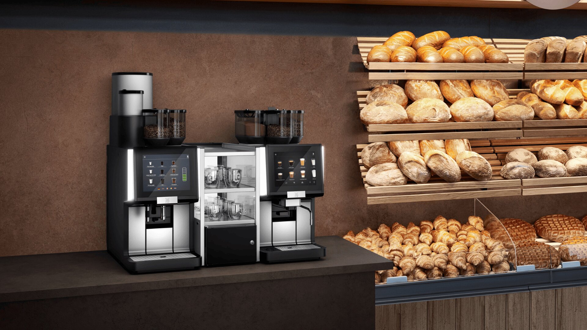 Eine moderne Kaffeemaschine steht auf einer Arbeitsplatte vor Regalen, die mit verschiedenen Brotsorten und Gebäck in einer Bäckerei gefüllt sind.