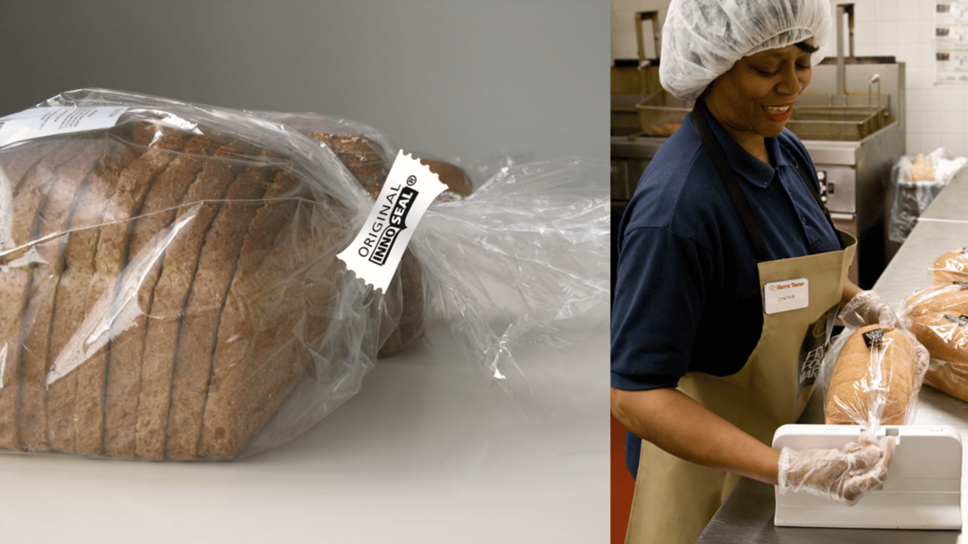 Ein verpackter Laib geschnittenen Brotes auf der linken Seite; auf der rechten Seite schneidet ein lächelnder Bäckereiarbeiter in Uniform und Haarnetz frisches Brot mit einer Maschine.