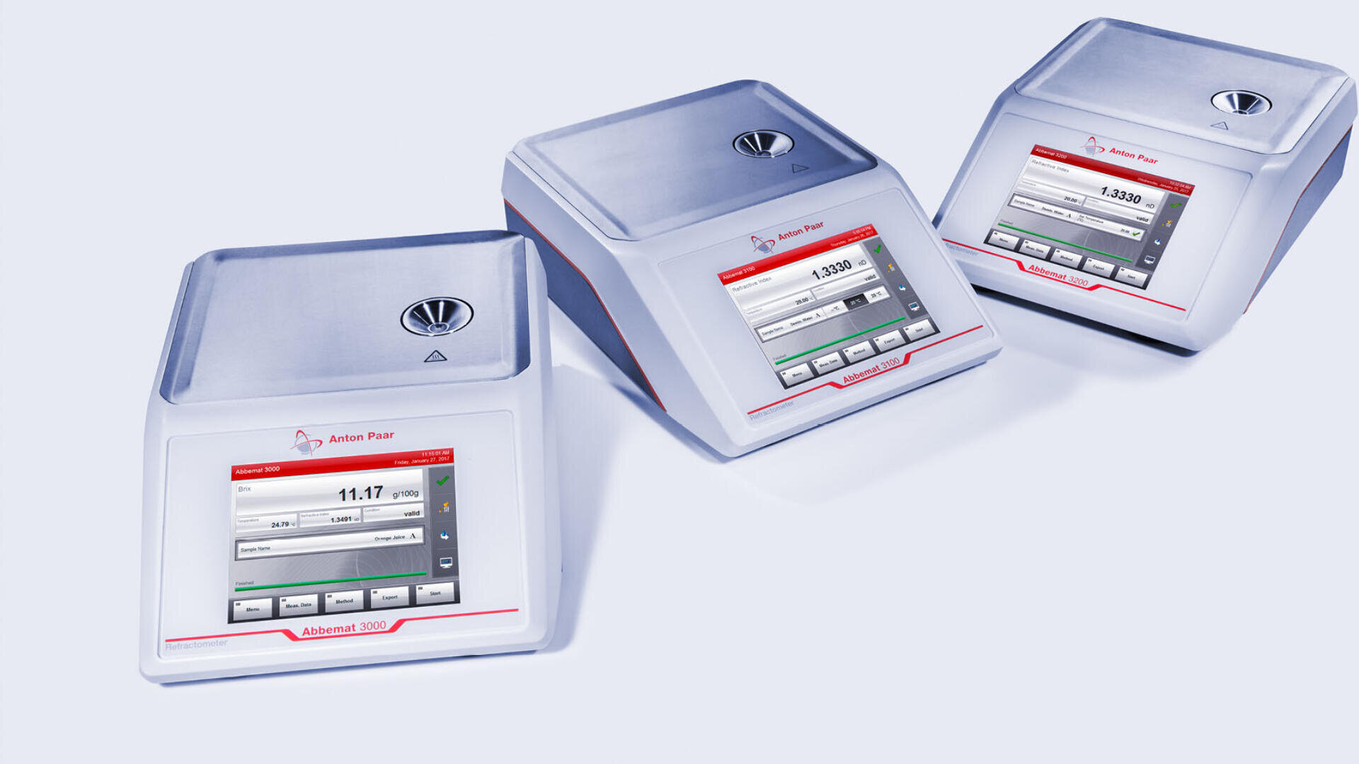 Drei identische wissenschaftliche Instrumente mit digitalen Touchscreens zeigen Messdaten an. Die Geräte sind mit Anton Paar und Abbemat 3000 beschriftet und stehen in diagonaler Anordnung auf einer hellen Fläche.