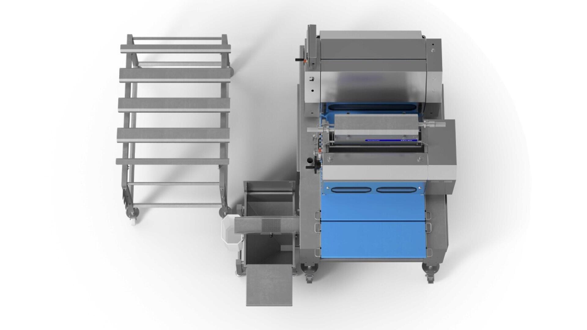Draufsicht auf eine industrielle Lebensmittelverarbeitungsanlage, einschließlich einer Maschine mit blauen Paneelen und einem Fördersystem, daneben ein mehrstöckiges Metallregal und zusätzliche Metallschalen oder -behälter.