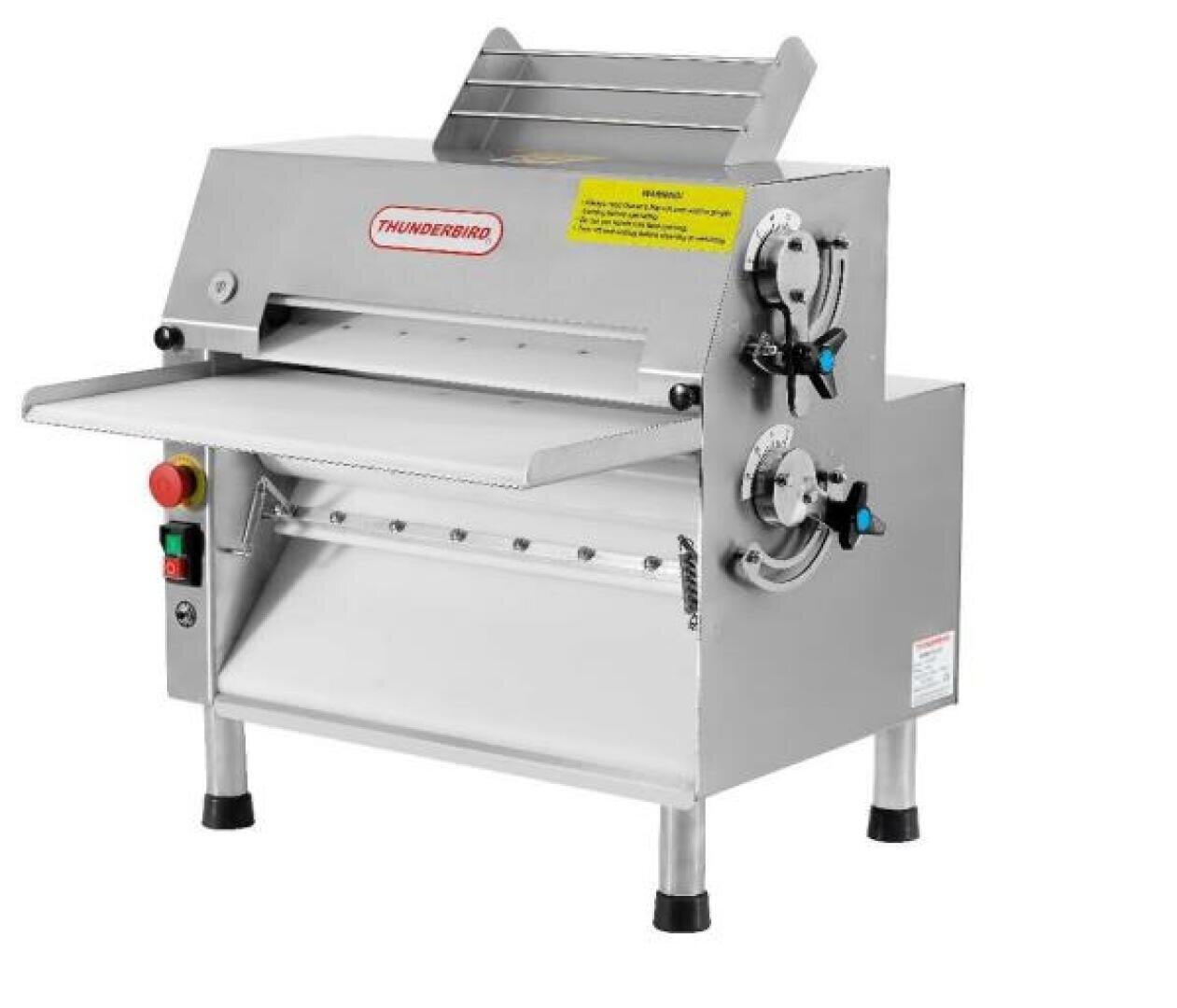 Eine kommerzielle Teigausrollmaschine aus Edelstahl mit verstellbaren Walzen, Bedienknöpfen und Sicherheitsetiketten. Sie verfügt über eine flache Förderfläche und steht auf vier stabilen Beinen. Der Markenname Thunderbird ist auf der Vorderseite sichtbar.