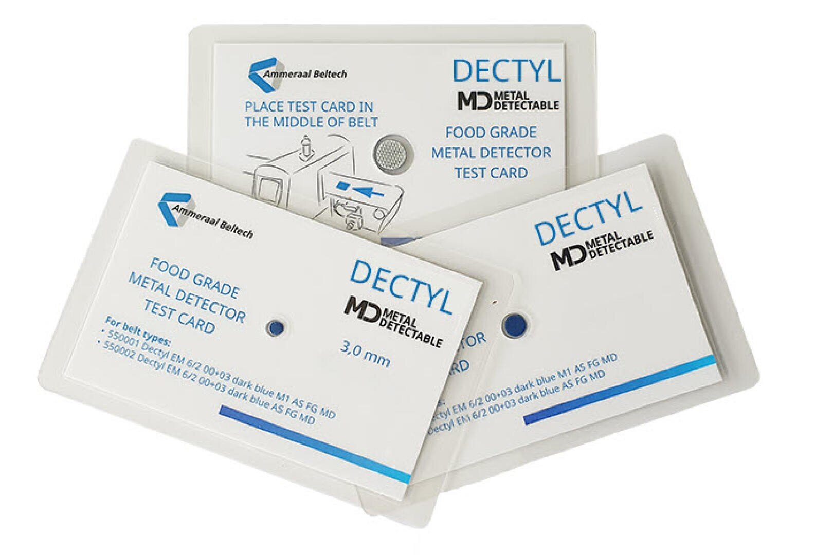 Drei weiße rechteckige Testkarten mit der Aufschrift DECTYL FOOD GRADE METAL DETECTOR TEST CARD mit blauem Text und einem kleinen Metallstück in der Mitte jeder Karte, die überlappend angeordnet sind.