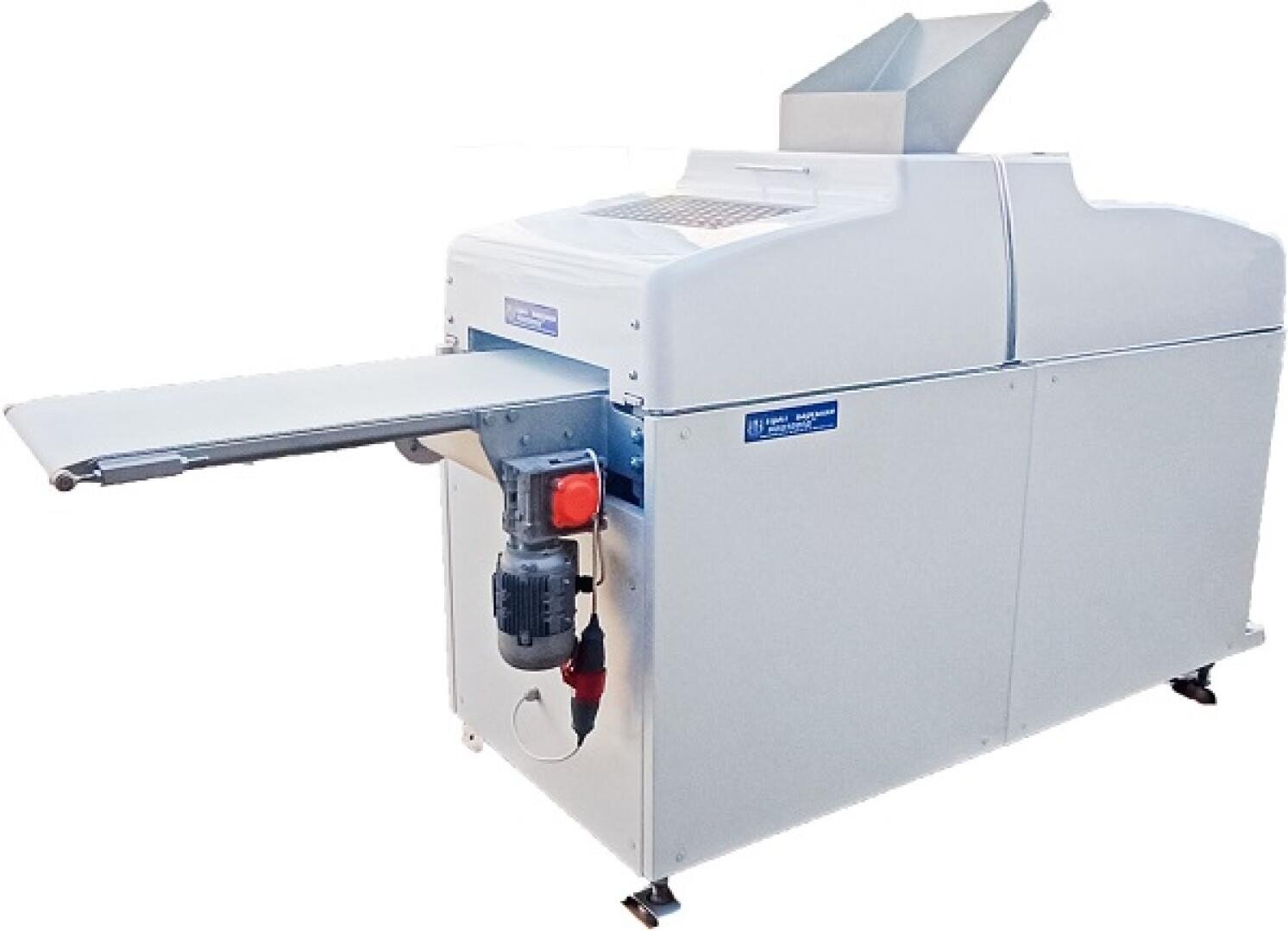 Eine große industrielle Brotschneidemaschine mit einem Metalleinschub für Brot oben, einem erweiterten Fach für geschnittenes Brot an der Seite und Rädern für einfaches Bewegen. Die Maschine hat ein sauberes, weißes Äußeres.