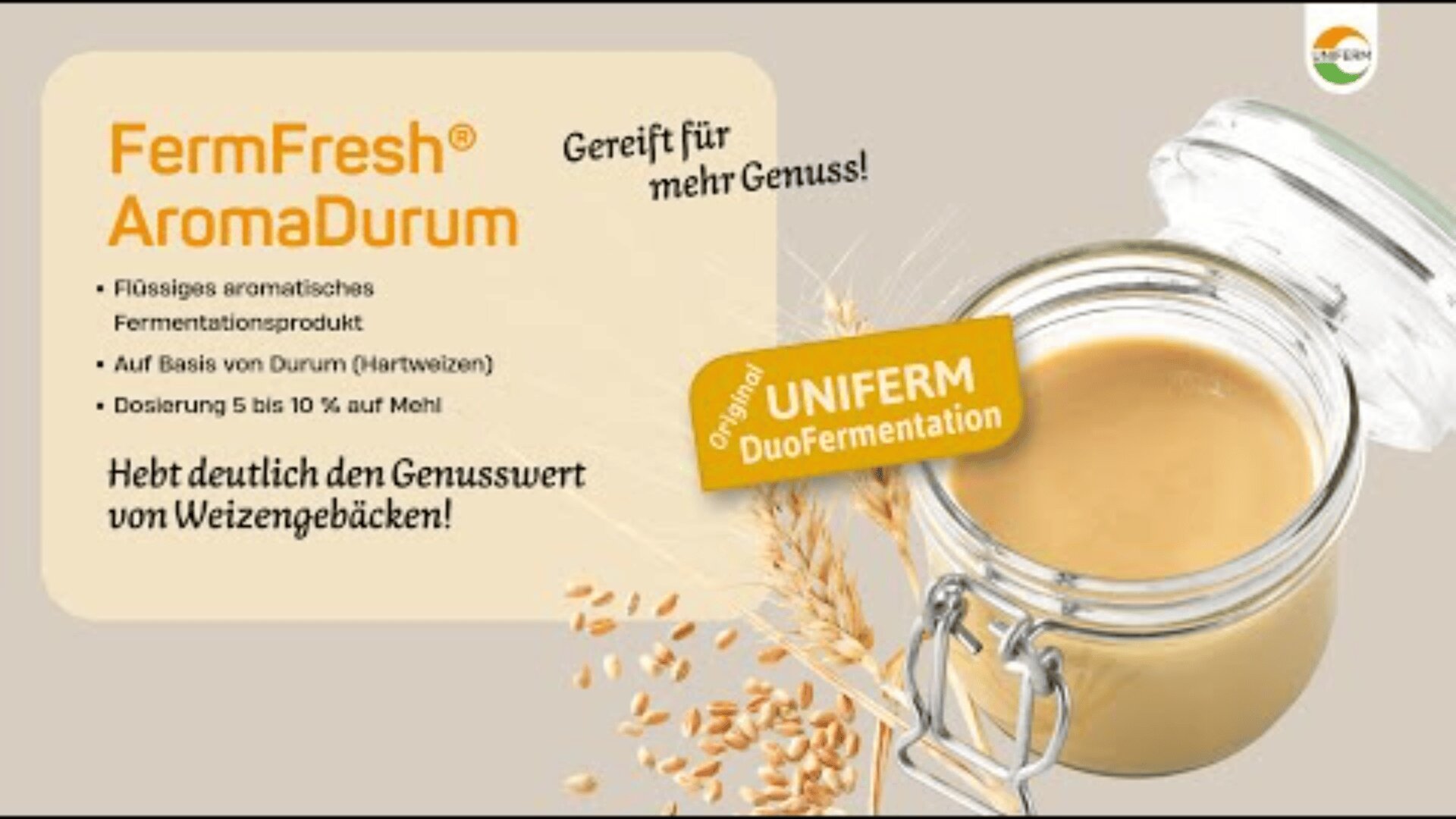 Ein Glas mit beiger Flüssigkeit, Weizenkörnern und Weizenhalmen auf hellem Hintergrund. Der Text wirbt für „FermFresh AromaDurum“, ein flüssiges Fermentationsprodukt aus Hartweizen für Backwaren mit UNIFERM DuoFermentation.