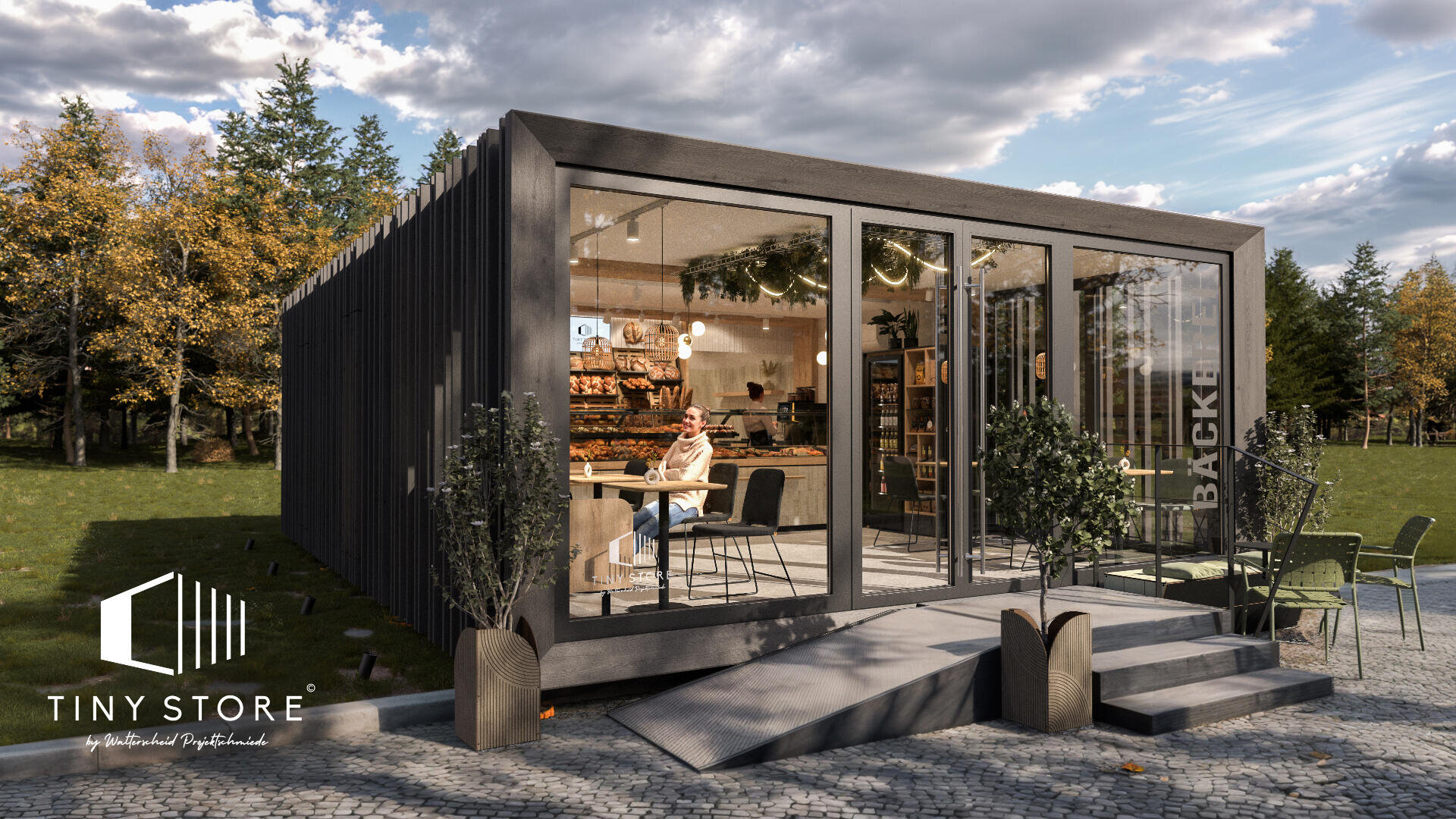 Ein modernes kleines Geschäft mit großen Glasfenstern befindet sich in einem grünen Park. Im Inneren sitzt eine Person an einem Tisch, im Hintergrund stehen Regale mit Produkten. Topfpflanzen und eine Rampe führen zum Eingang. Das Logo lautet Tiny Store.