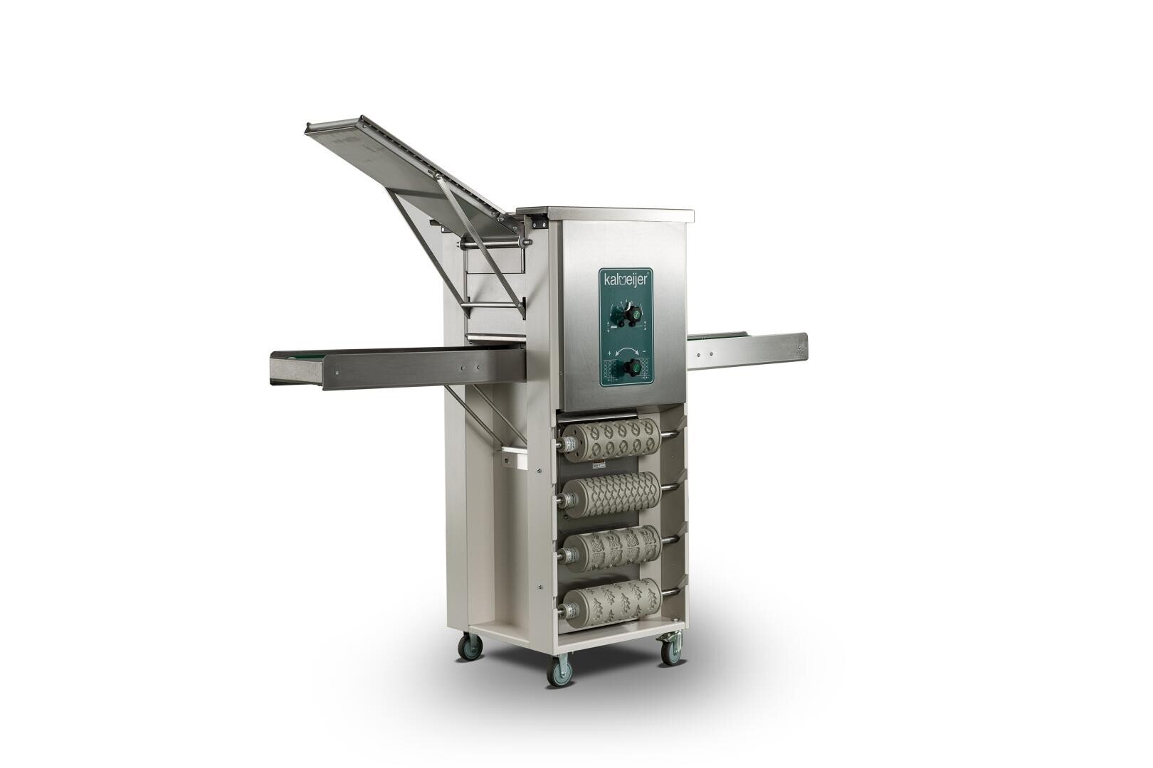 Eine handelsübliche Teigausrollmaschine mit Metallwalzen, einem Bedienpult, verlängerten Förderbändern und mehreren Teigformungsvorrichtungen, alles auf Rädern für Mobilität.