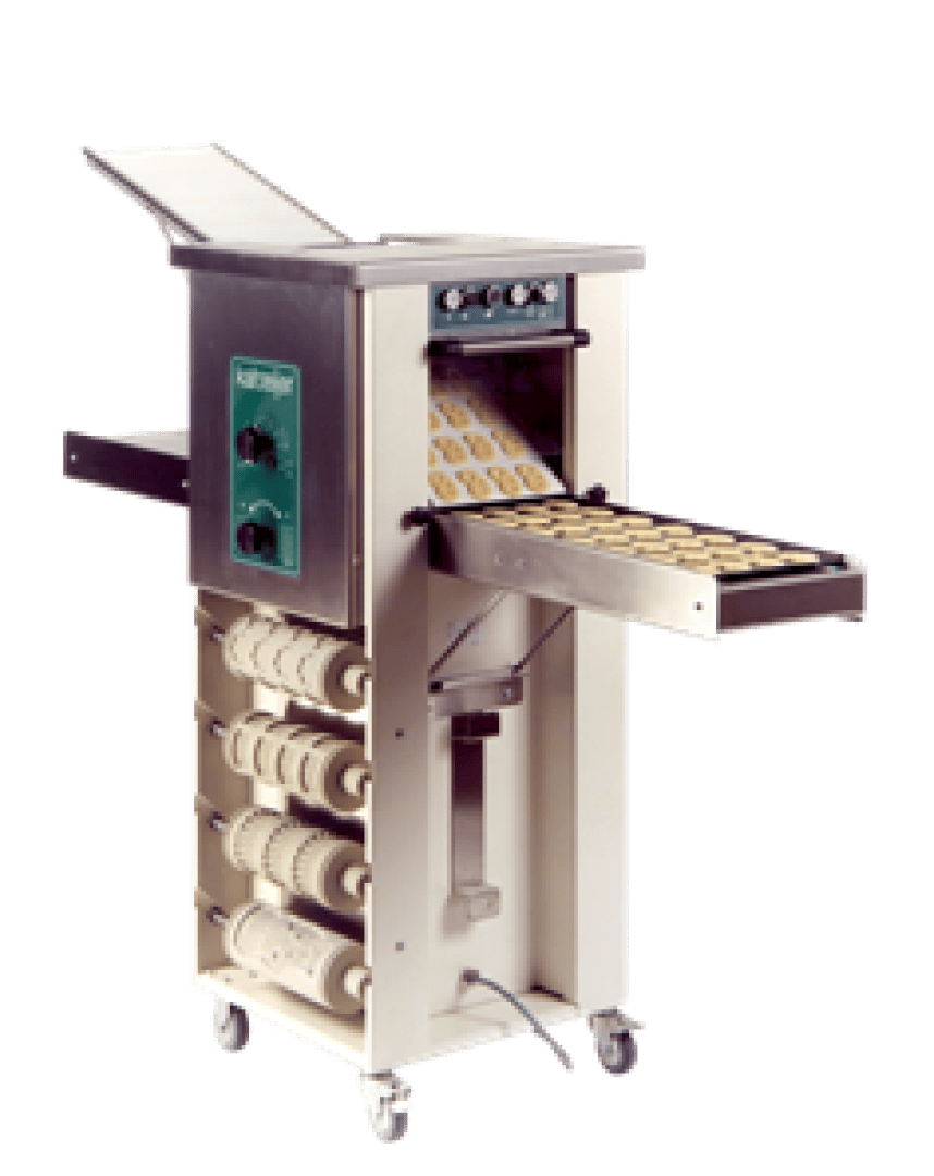 Eine handelsübliche Nudelmaschine mit Walzen, Knöpfen und einem Tablett, das mit Ravioli gefüllt ist, die aus dem Förderband kommen, steht auf Rädern vor einem schlichten Hintergrund.