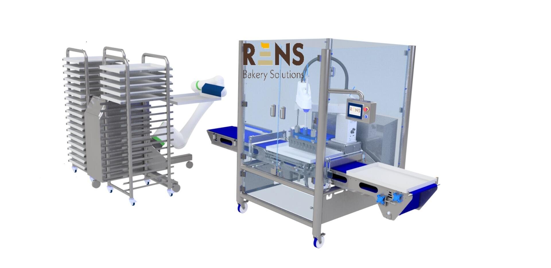 Eine gewerbliche Bäckereimaschine mit Förderbändern und einer transparenten Ummantelung mit der Aufschrift „RENS Bakery Solutions“ neben Gestellen mit gestapelten Backblechen.