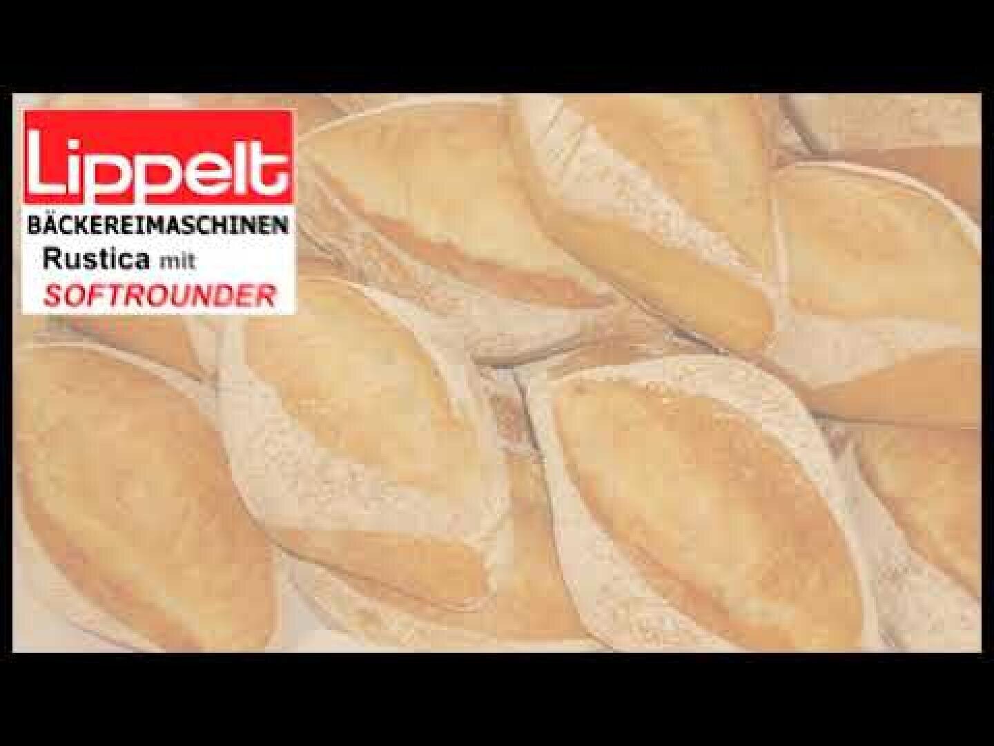 Ein Stapel rustikaler, ovaler Brötchen mit goldbrauner Kruste. In der oberen linken Ecke prangt ein rot-weißes Logo mit der Aufschrift „Lippelt Bäckereimaschinen Rustica mit Softrounder“.