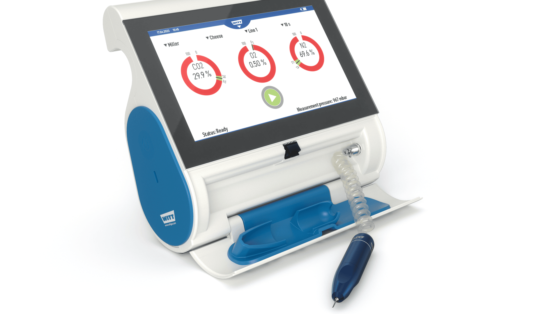 Ein medizinisches Gerät mit einem Touchscreen zur Anzeige von Messdaten, Kreisdiagrammen und einer Wiedergabetaste. Das Gerät hat ein blau-weißes Design und enthält einen stiftähnlichen Sensor, der mit einem Spiralkabel verbunden ist.