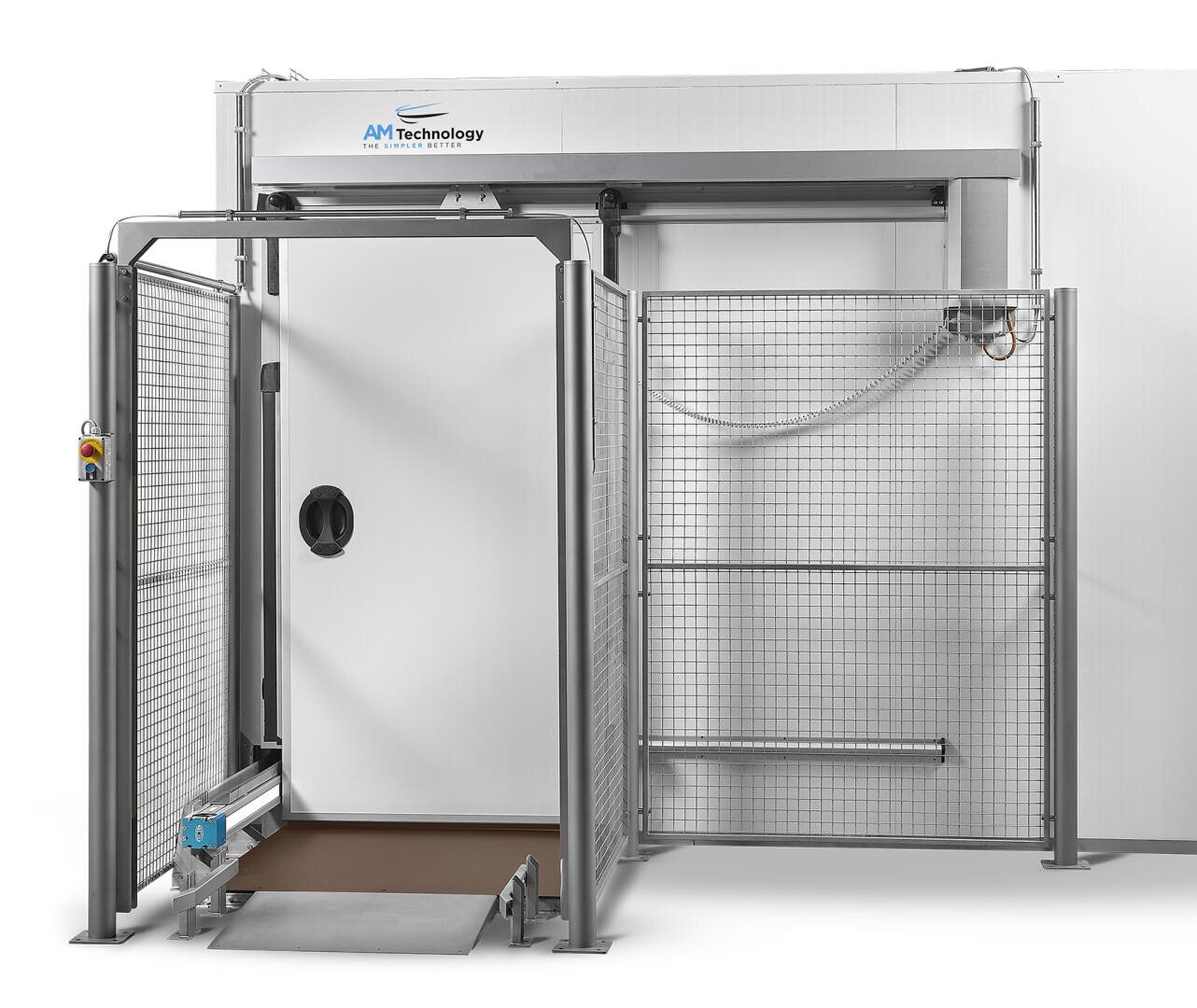 Ein großer industrieller Gefrierschrank oder ein Kühllager mit einer offenen isolierten Tür, einem Sicherheitsgitter aus Metall und einem Bedienfeld, hergestellt von AM Technology. Die Einrichtung wirkt sauber und modern.