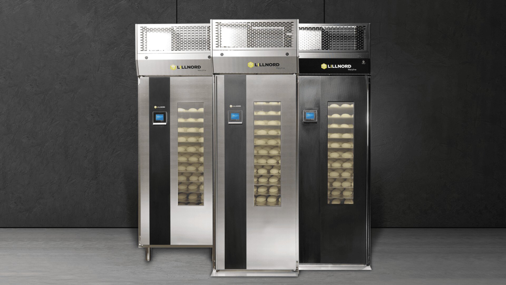 Drei hohe Gärschränke aus Edelstahl mit Glastüren, die jeweils Teigbehälter enthalten. Die Geräte verfügen über digitale Bedienfelder und sind mit dem Lillnord-Logo auf dunklem Hintergrund versehen.