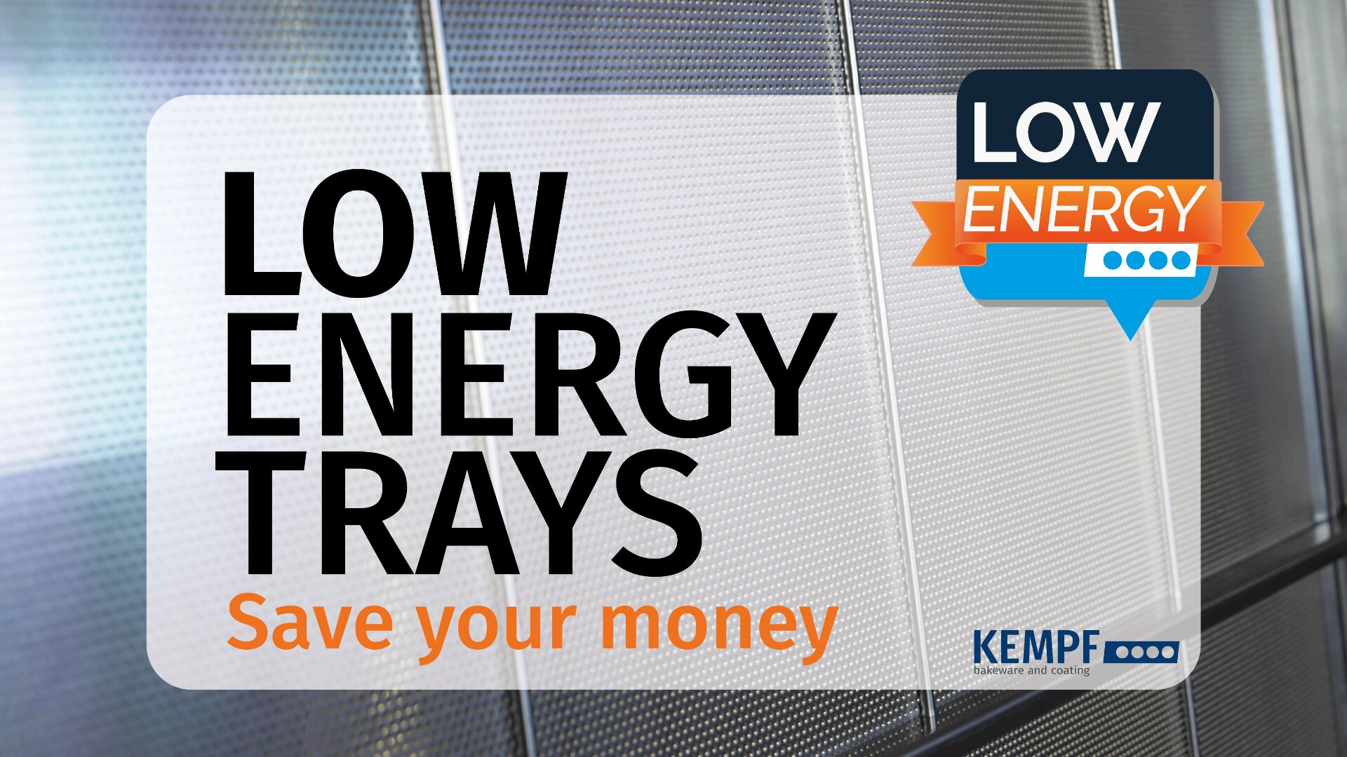Werbegrafik mit dem Text LOW ENERGY TRAYS Save your money und einer Plakette mit der Aufschrift LOW ENERGY. Der Hintergrund zeigt eine Nahaufnahme von strukturierten Metallschalen und das Kempf-Logo in der Ecke.