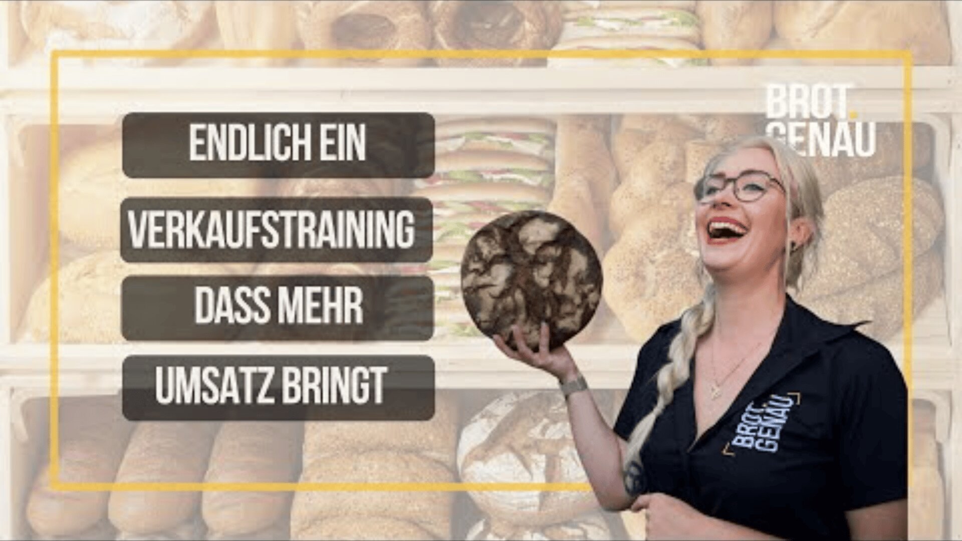 Eine lächelnde Frau mit Brille und geflochtenem Haar hält einen runden Brotlaib vor einem Regal mit verschiedenen Brotsorten. Der Text lautet: Endlich ein Verkaufstraining, das mehr Umsatz bringt. Brot Genau.