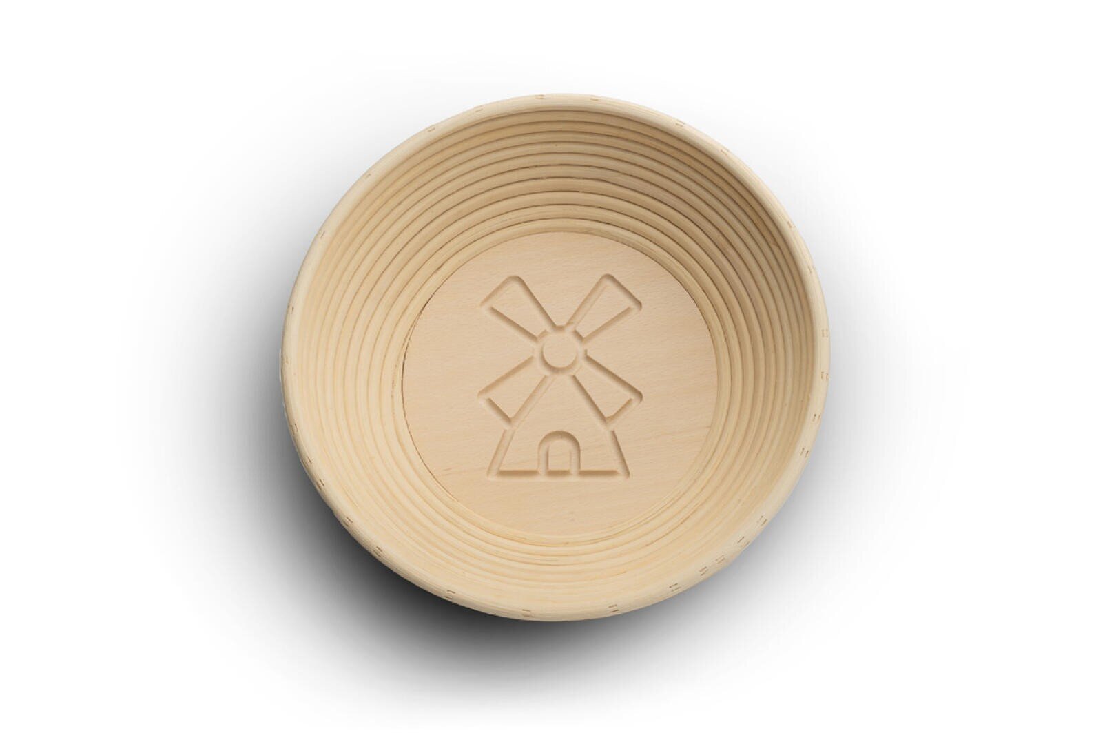 Ein runder, heller Brotbackkorb mit geprägtem Windmühlenmotiv auf dem Boden, von oben gesehen auf weißem Hintergrund.