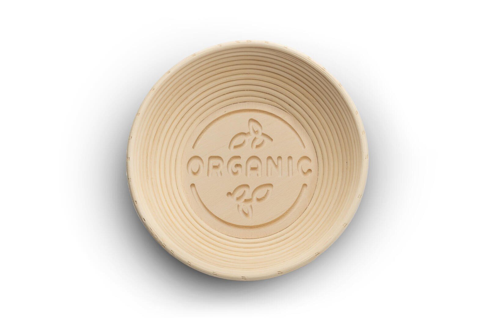 Eine runde, helle Holzschale mit konzentrischen Rillen und dem eingravierten Wort ORGANIC in der Mitte, umgeben von einem Kreis und kleinen Blättern.