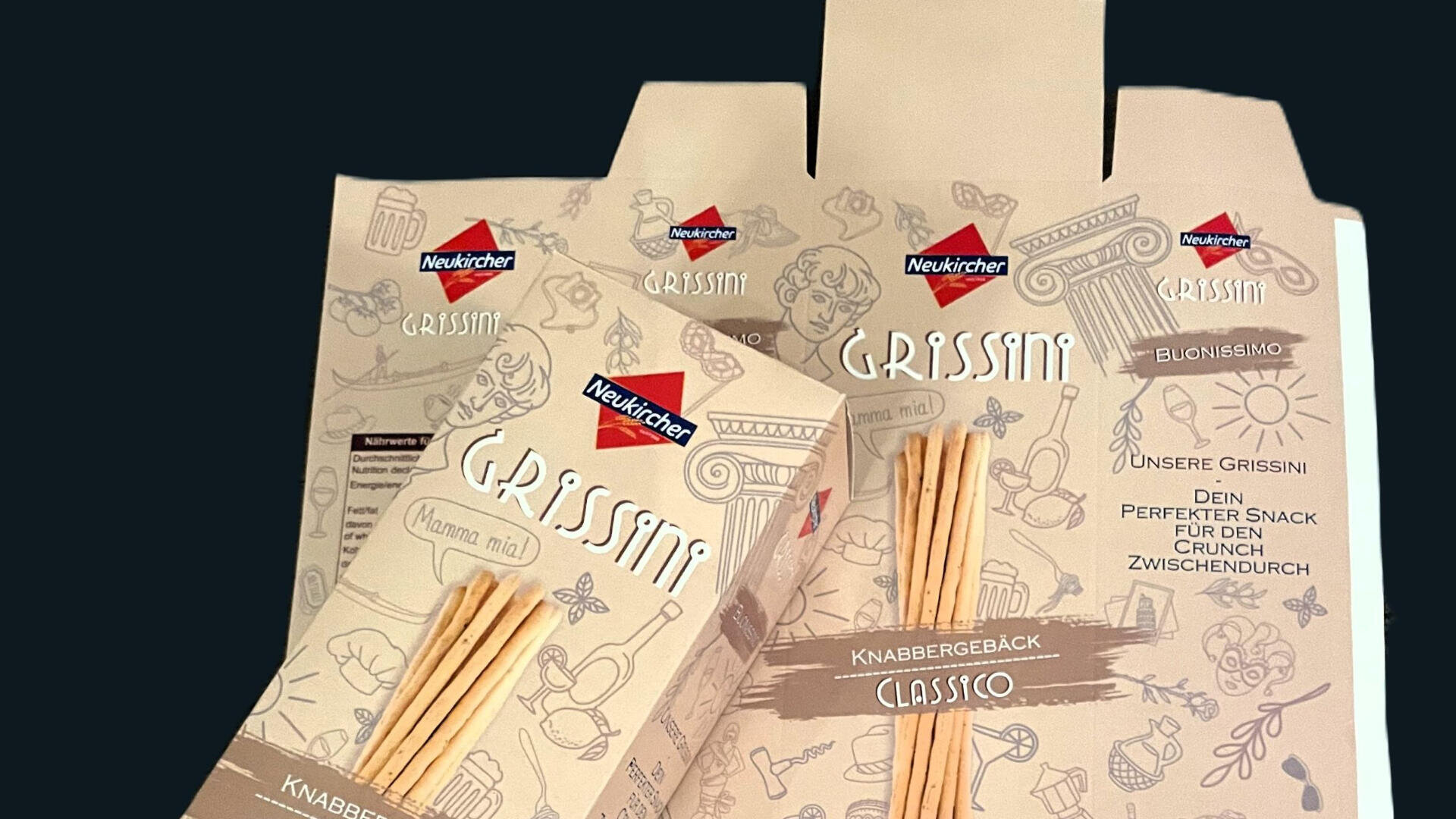 Drei Schachteln Neukircher Grissini-Brotstangen in beiger Verpackung, die das Produkt durch ein Sichtfenster präsentiert. Die Schachteln sind mit roten und blauen Neukircher-Logos und kunstvollen Strichzeichnungen versehen.