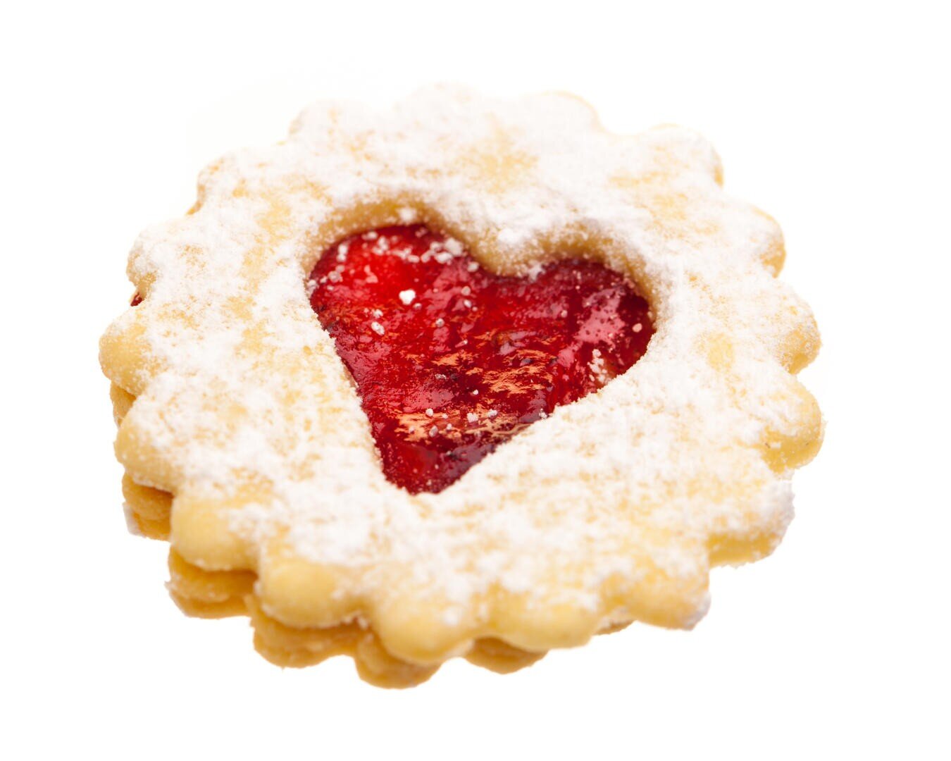 Ein runder Keks mit herzförmiger Aussparung, gefüllt mit roter Marmelade, bestäubt mit Puderzucker, auf weißem Grund.