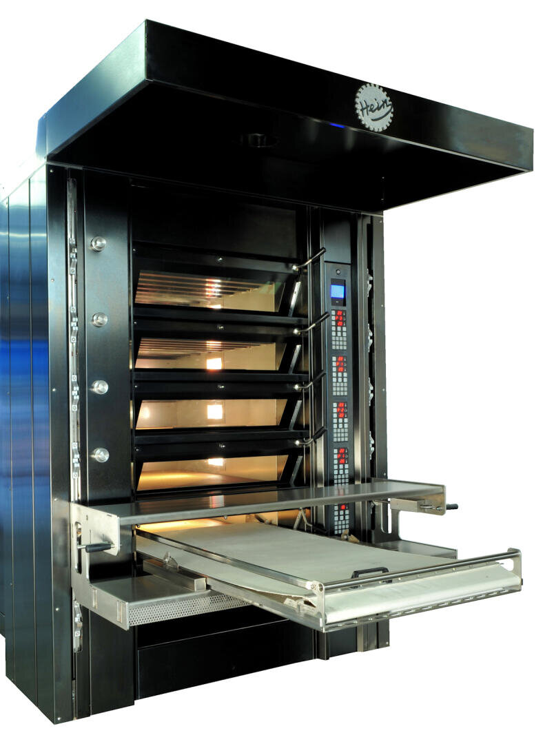 Großer industrieller Backofen mit mehreren übereinander angeordneten Backkammern, digitalen Bedienfeldern und einem ausfahrbaren Blech zum Be- und Entladen von Backwaren.