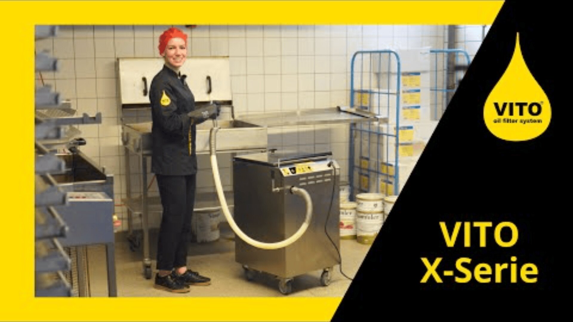 Eine Person mit roten Haaren, schwarzer Kleidung und Handschuhen steht neben einer VITO-Ölfiltermaschine in einer gefliesten Großküche. Auf einer schwarz-gelben Umrandung erscheinen das VITO-Logo und der Text "VITO X-Serie".