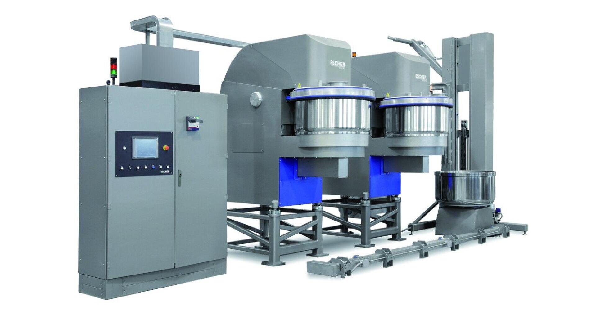 Industrieller Maschinenpark mit zwei großen, zylindrischen Metallbehältern, die auf Metallrahmen stehen und mit einer Schalttafel mit Tasten und einem Bildschirm verbunden sind, sowie einem automatischen Hebemechanismus auf der rechten Seite.