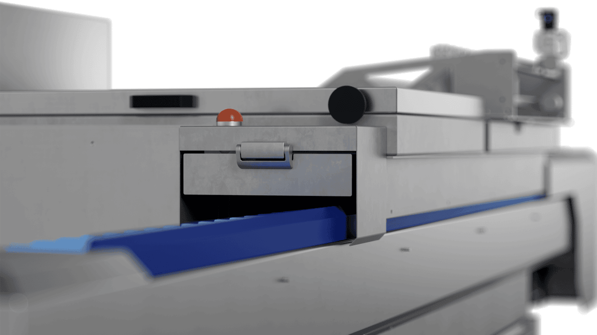 Nahaufnahme einer modernen Industriemaschine mit metallischem Äußeren, blauem Förderband und verschiedenen Knöpfen und Komponenten, fotografiert vor einem weißen Hintergrund.