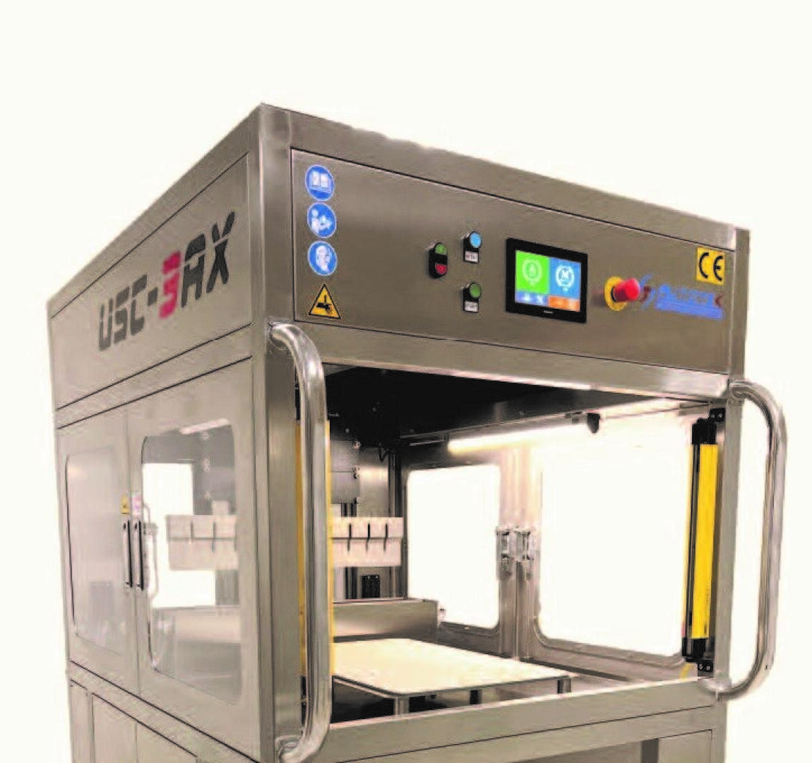 Eine Industriemaschine aus Edelstahl mit einem digitalen Bedienfeld, Sicherheitswarnschildern und seitlichen Griffen. Der Markenname UGC 3AX ist auf der oberen linken Seite sichtbar.