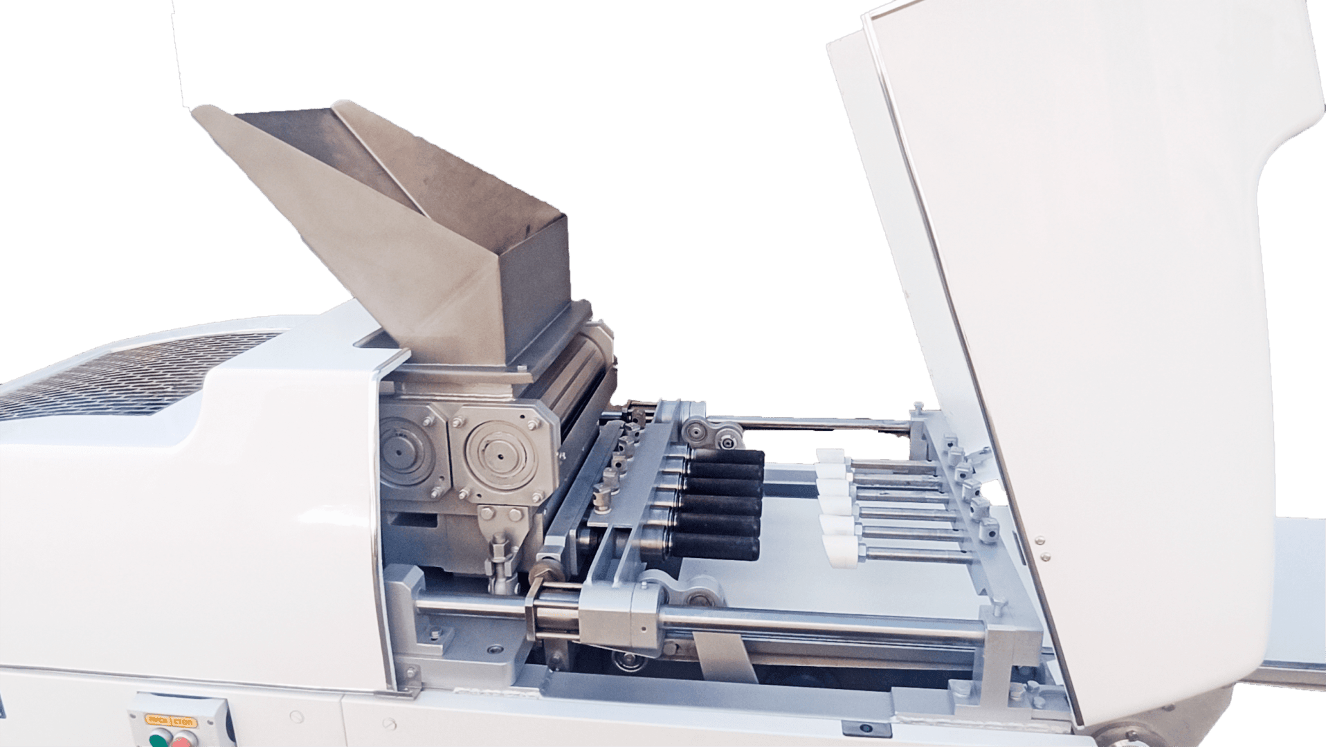 Eine Nahaufnahme einer industriellen Lebensmittelverarbeitungsmaschine mit offenem Deckel, auf der Metallrollen, Förderbandteile und ein Trichter zum Zuführen der Zutaten zu sehen sind.