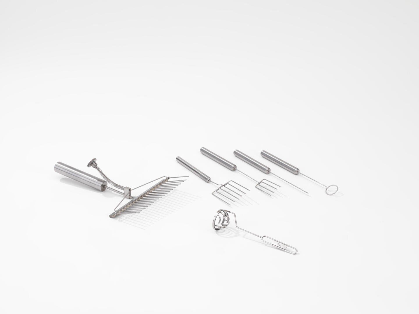Sechs Tierarzt- oder Pflegewerkzeuge aus Edelstahl sind auf einer weißen Fläche angeordnet. Die Werkzeuge haben Griffe und Enden mit Kämmen, Picks, Haken oder Klingen, die alle für präzise Tierpflege- oder Pflegeaufgaben konzipiert sind.