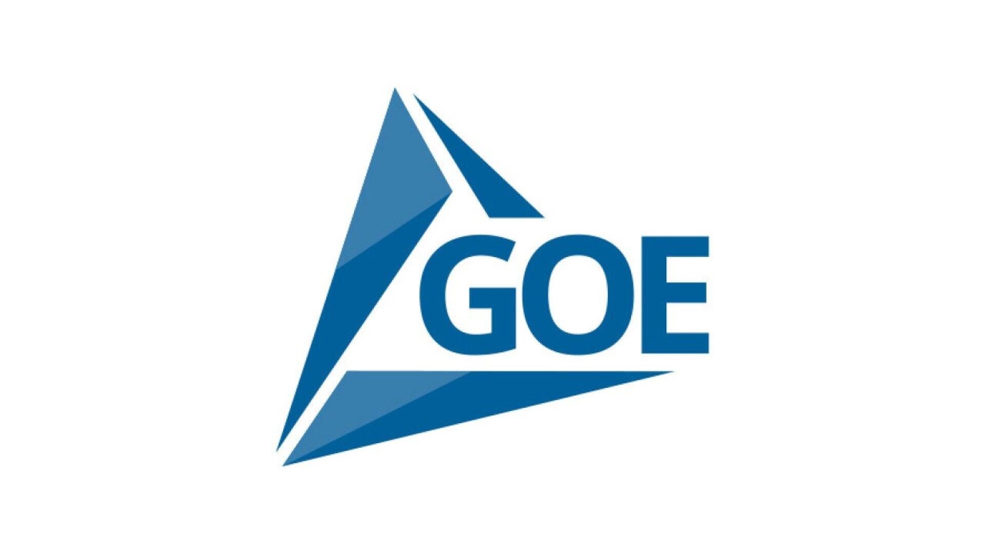 Blaues dreieckiges geometrisches Logo mit dem Akronym GOE in fetten blauen Buchstaben auf weißem Hintergrund.