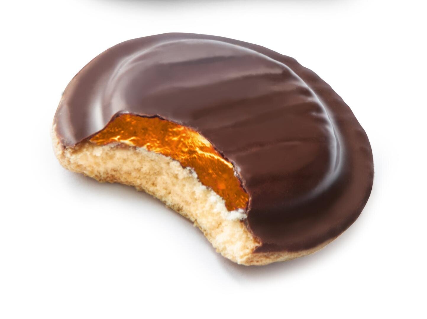 Ein teilweise aufgegessener Keks mit einer Schicht Orangengelee und einem glatten Schokoladenüberzug auf der Oberseite, dargestellt vor einem weißen Hintergrund.