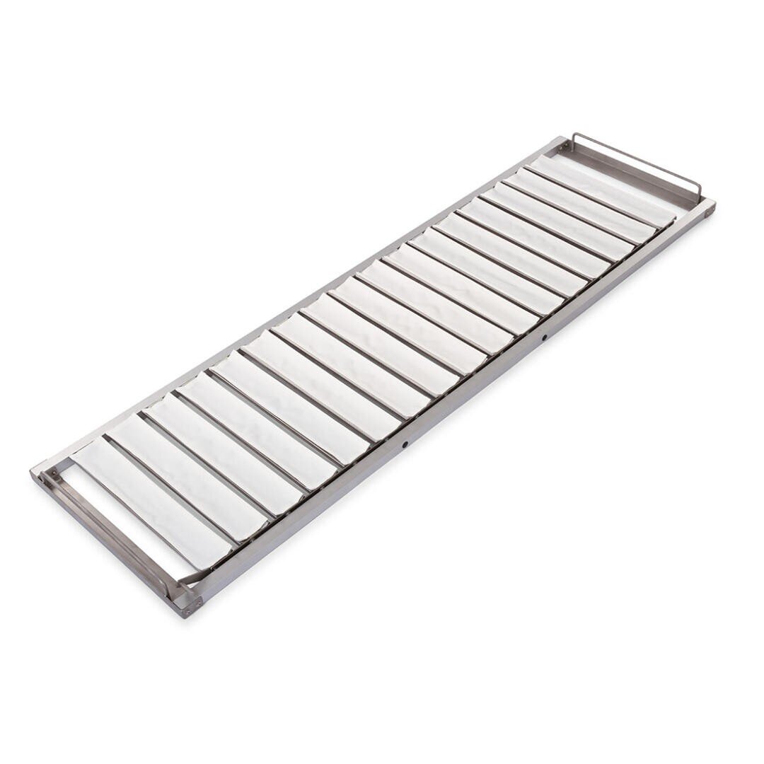 Ein rechteckiges Kühlregal aus Edelstahl mit parallelen Lamellen und erhöhten Rändern zum Abstellen von heißen Pfannen oder Tabletts, abgebildet auf weißem Hintergrund.