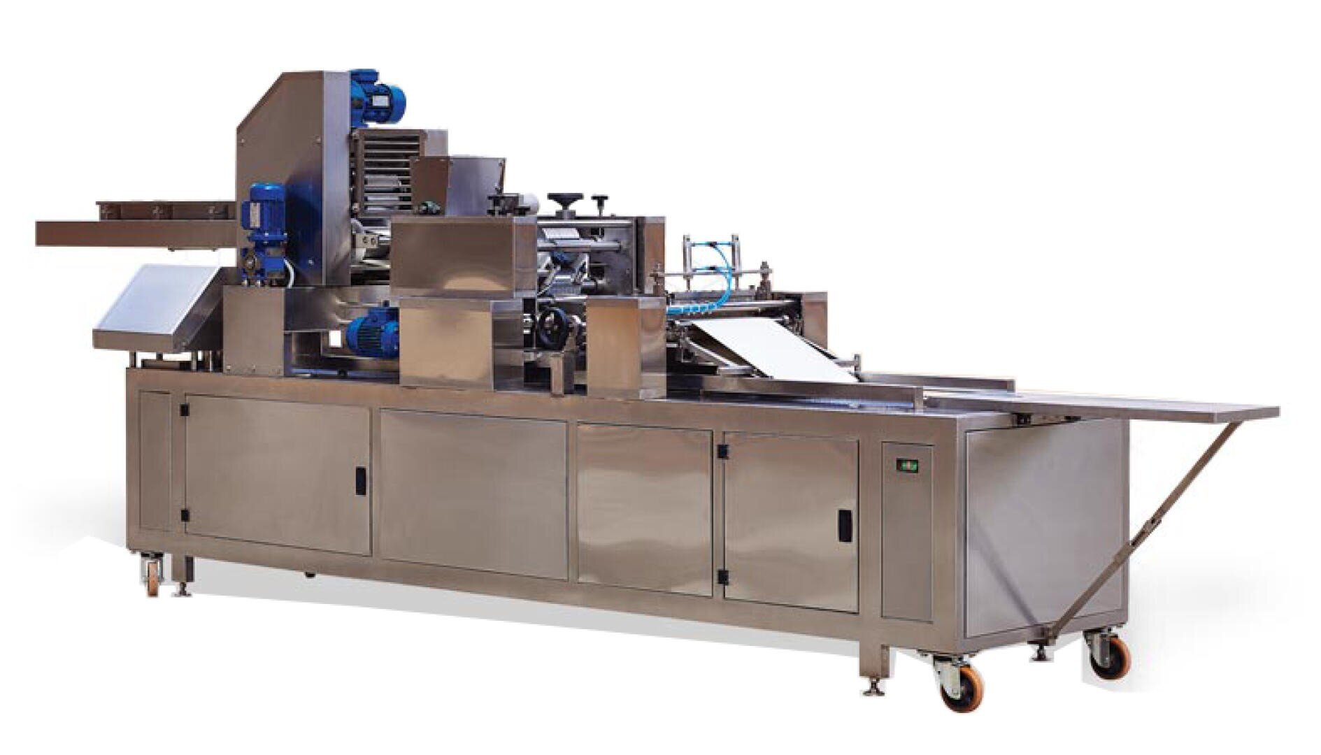 Eine große industrielle Lebensmittelverarbeitungsmaschine aus Edelstahl mit mehreren Rollen, Förderbändern und Steuerungskomponenten, die zur Mobilität auf Rädern montiert sind, dargestellt vor einem weißen Hintergrund.