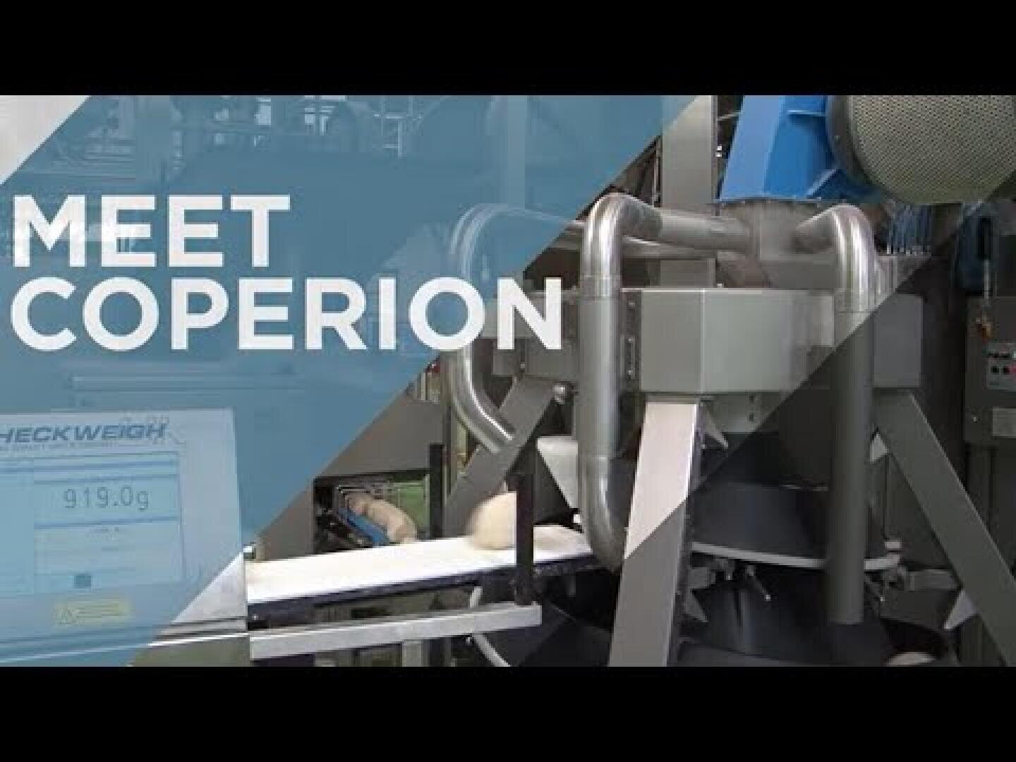 Industriemaschinen mit Metallrohren und Förderband in einer Fabrik. Der Text „MEET COPERION“ ist links im Bild eingeblendet. Eine Digitalanzeige zeigt 919,0 g.