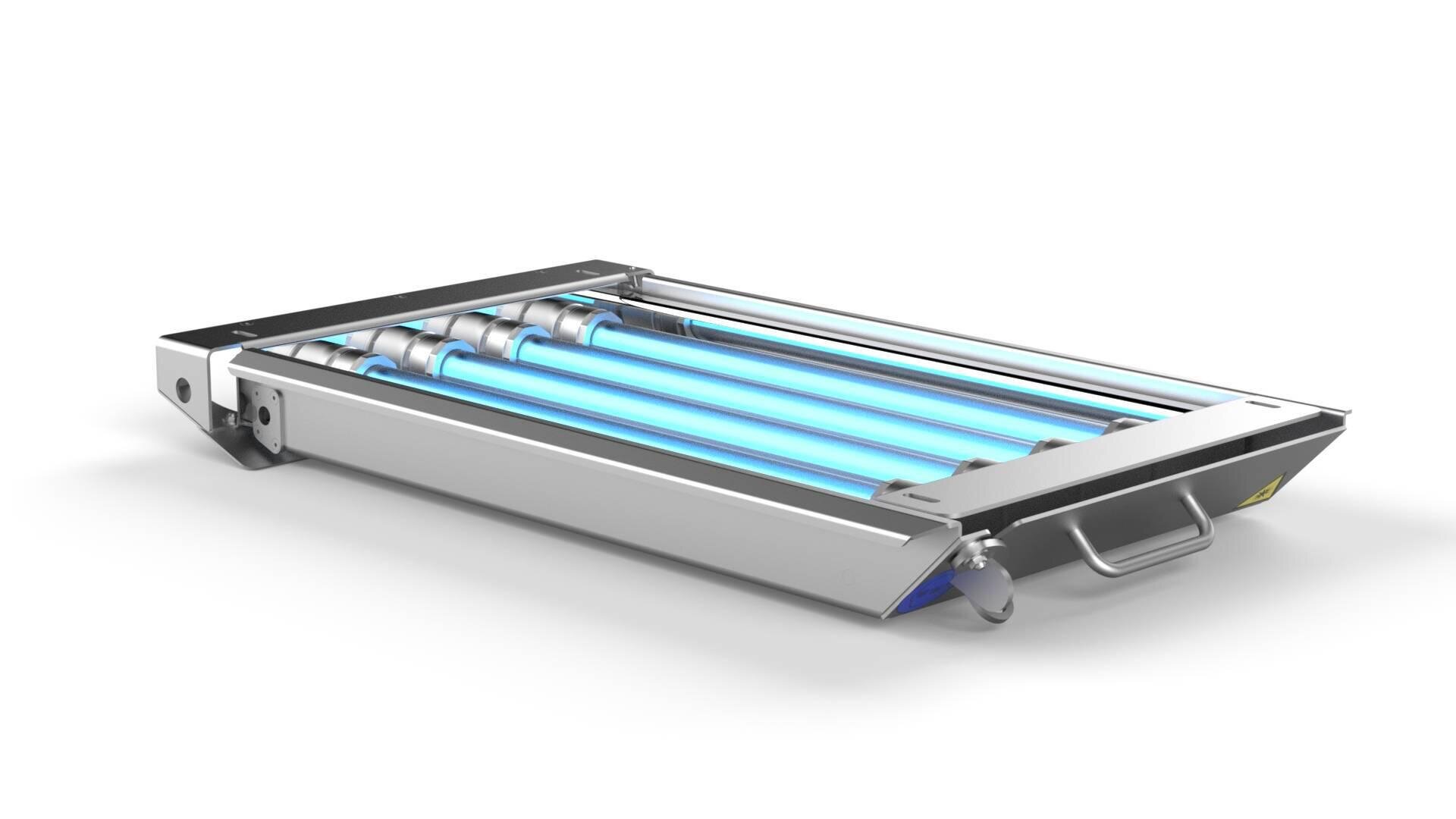Ein rechteckiges Metallgerät mit mehreren blau leuchtenden Röhren und einem Griff, das einem tragbaren UV-C-Licht-Sterilisator auf kleinen Rädern ähnelt, vor einem weißen Hintergrund.