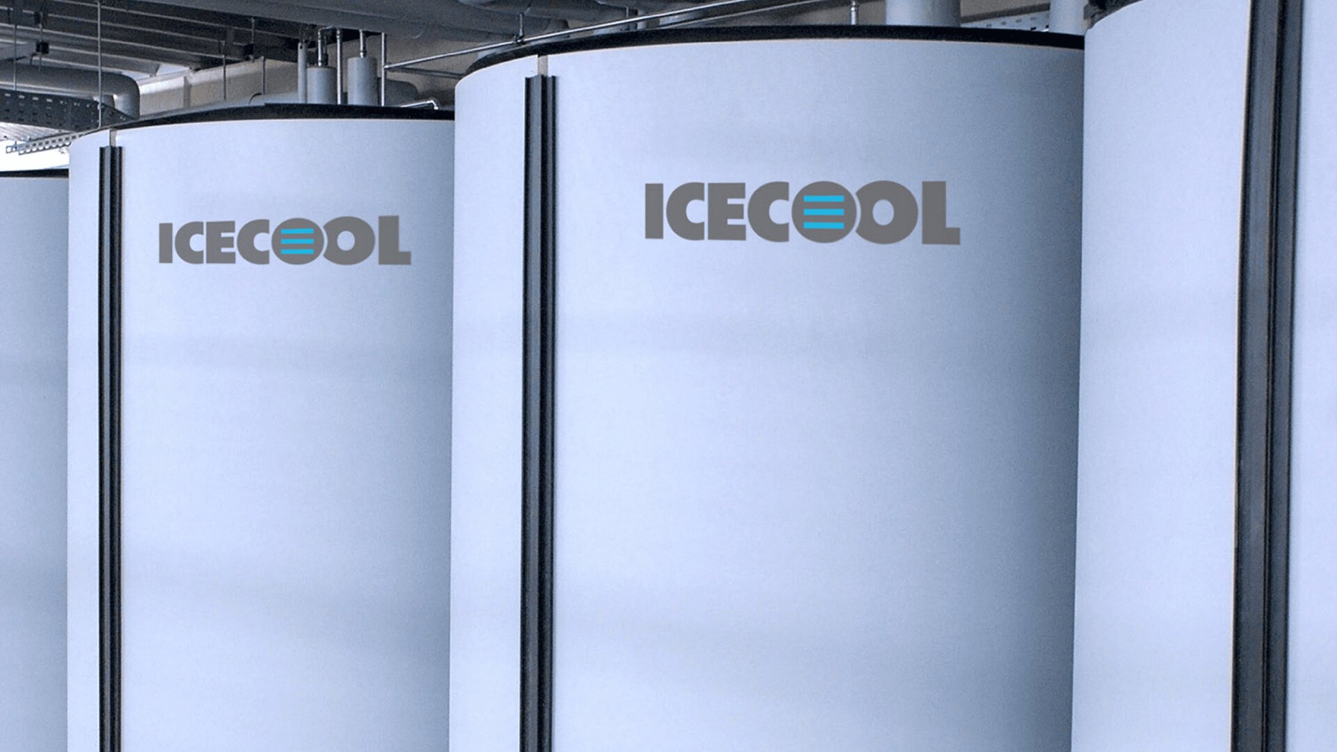 Große zylindrische Tanks mit der Aufschrift ICECOOL sind in der Halle aufgereiht und bieten ein modernes, industrielles Ambiente mit sichtbaren Rohren und Überkopfkonstruktionen.