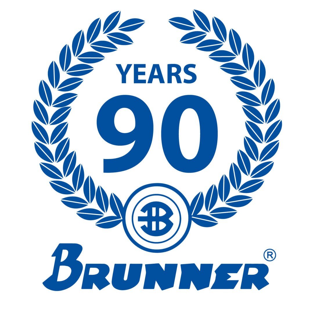Blauer Lorbeerkranz um den Text YEARS 90, darunter ein kreisförmiges Brunner-Logo. Das Wort BRUNNER erscheint in fetten Buchstaben am unteren Rand.